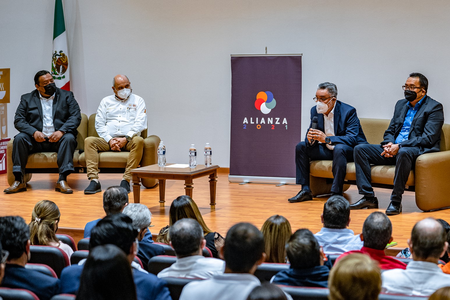 Los profesores de la UAT hablan del Proyecto Alianza, mientras los del IEST escuchan.