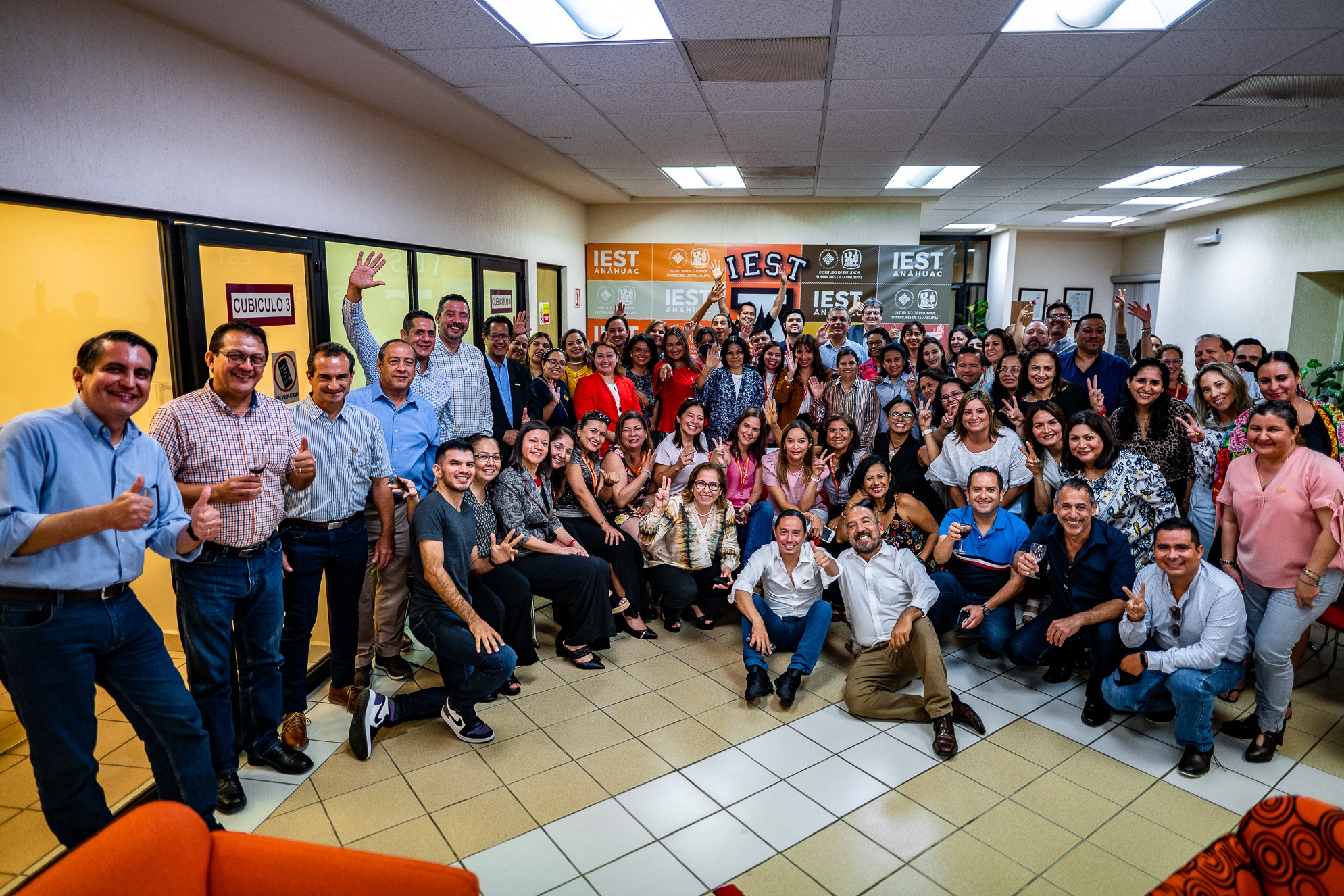 Grupo de egresados en el 2o piso de la biblioteca.