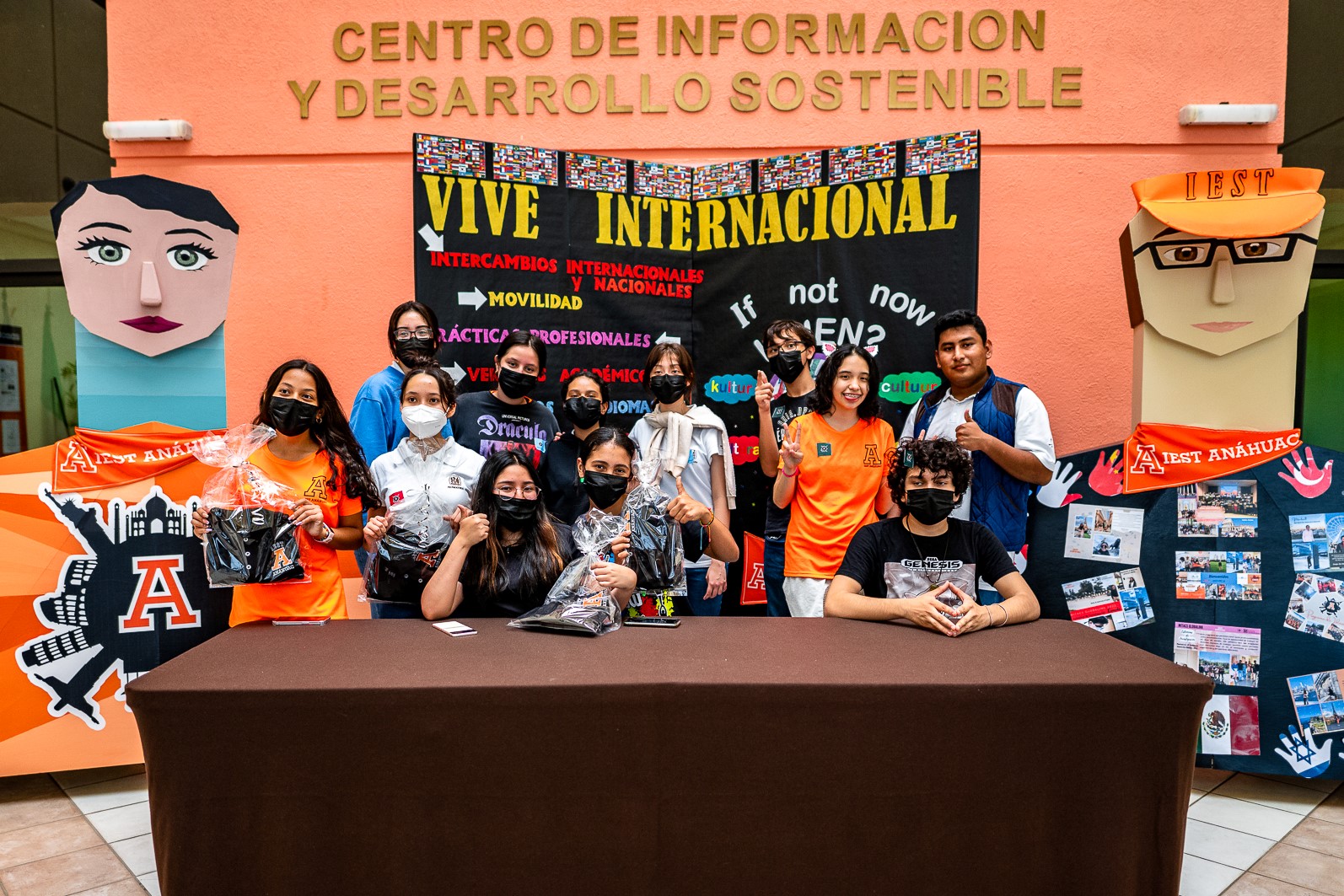 Alumnos del rally posando en el stand de VIVE INTERNACIONAL.