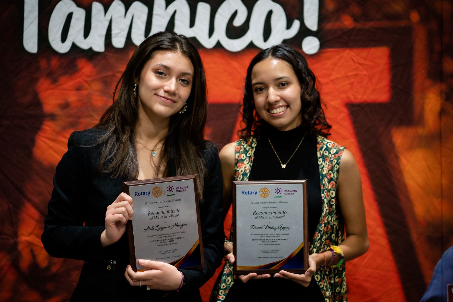 Alumnas galardonadas por el reconocimiento al mérito estudiantil.