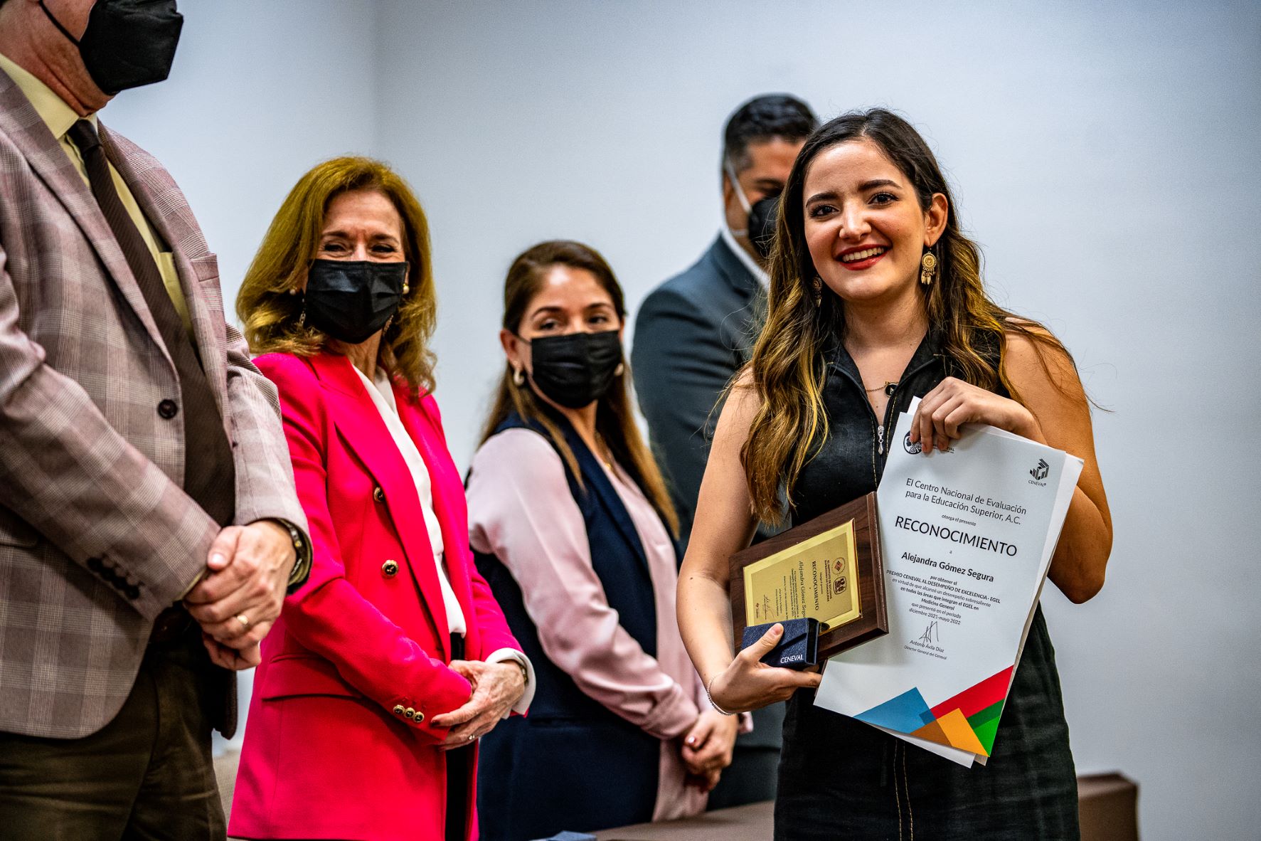 Alumna premiada por CENEVAL, recibiendo su reconocimiento.