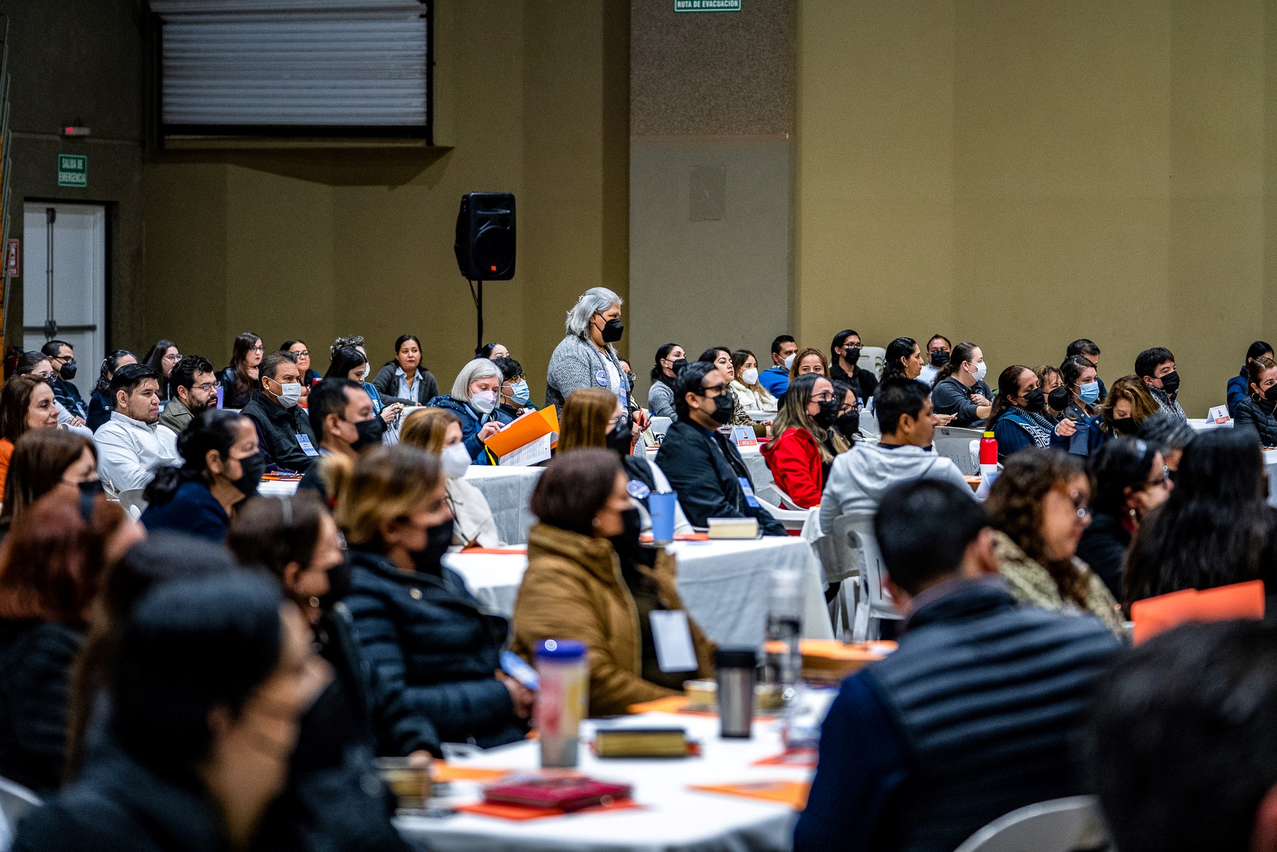 Profesores y personal están atentos al Taller de Mística.