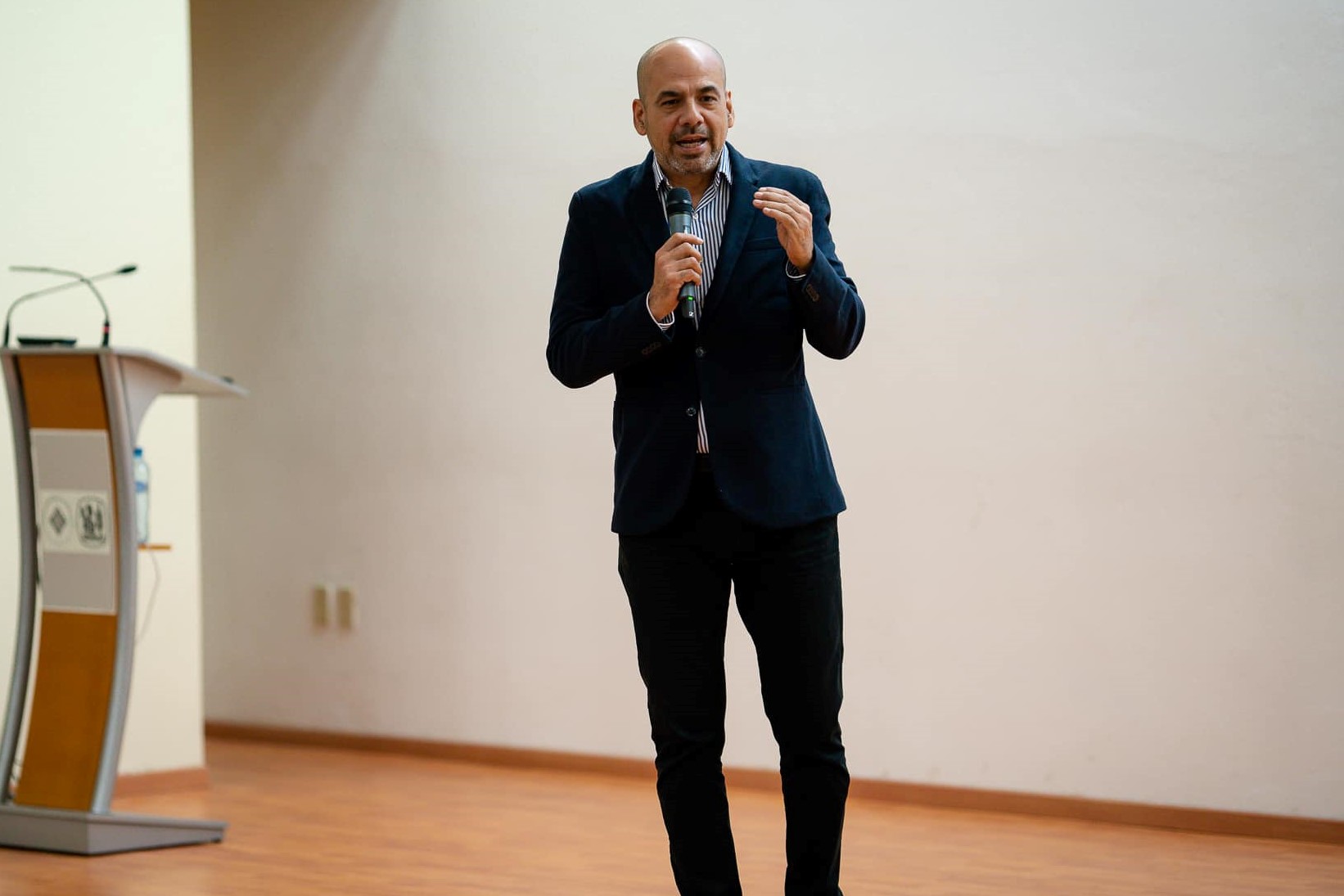 David Granados impartiendo la conferencia Tampico 200 años.