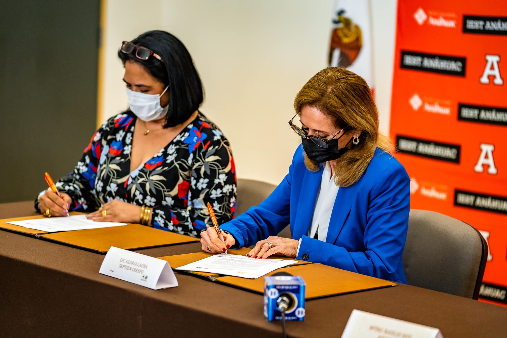 Rectora y directora del Hospital MAC firmando convenio.