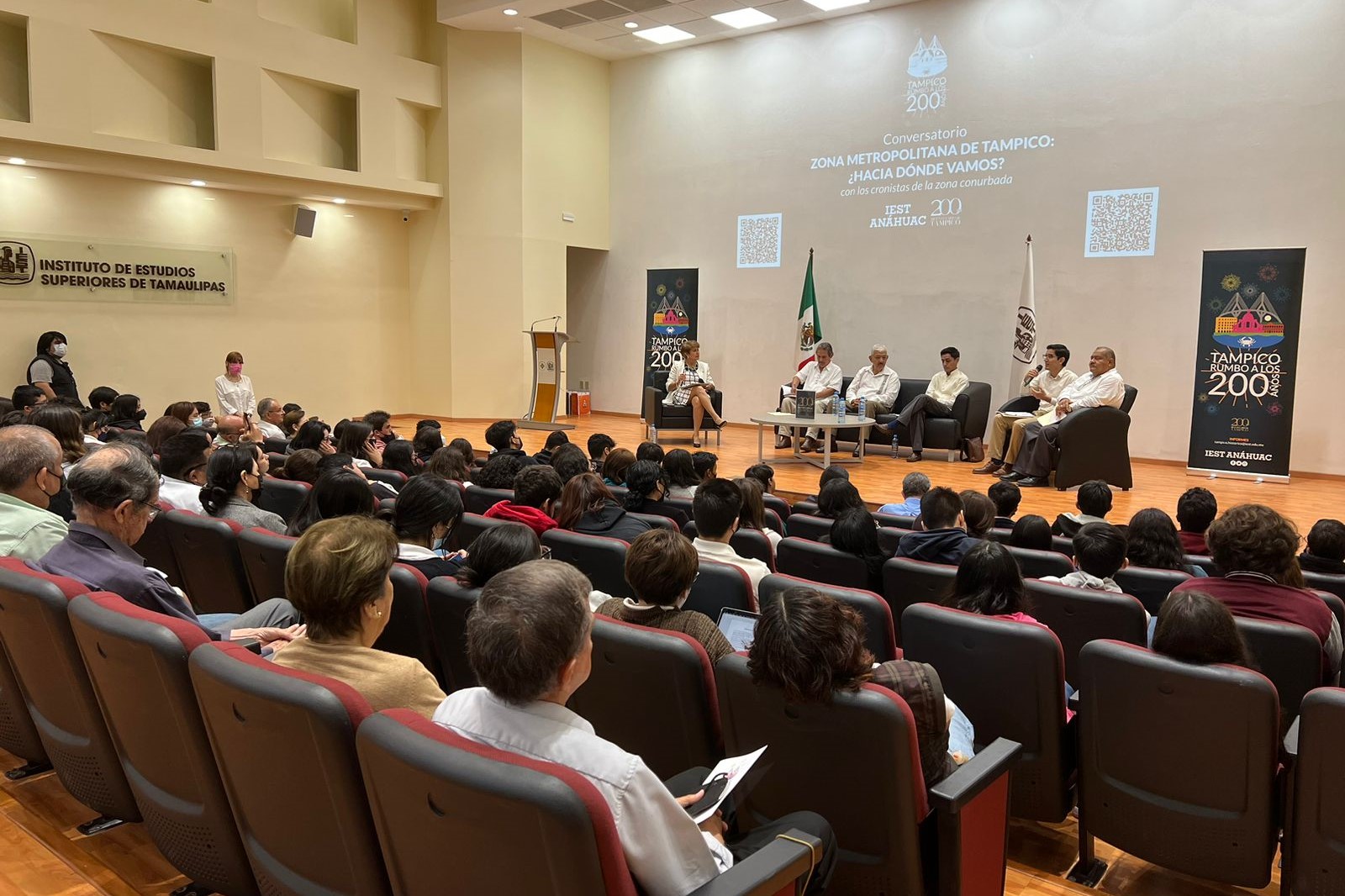 Perspectiva del evento. Los cronistas al fondo y un numeroso público los observa.