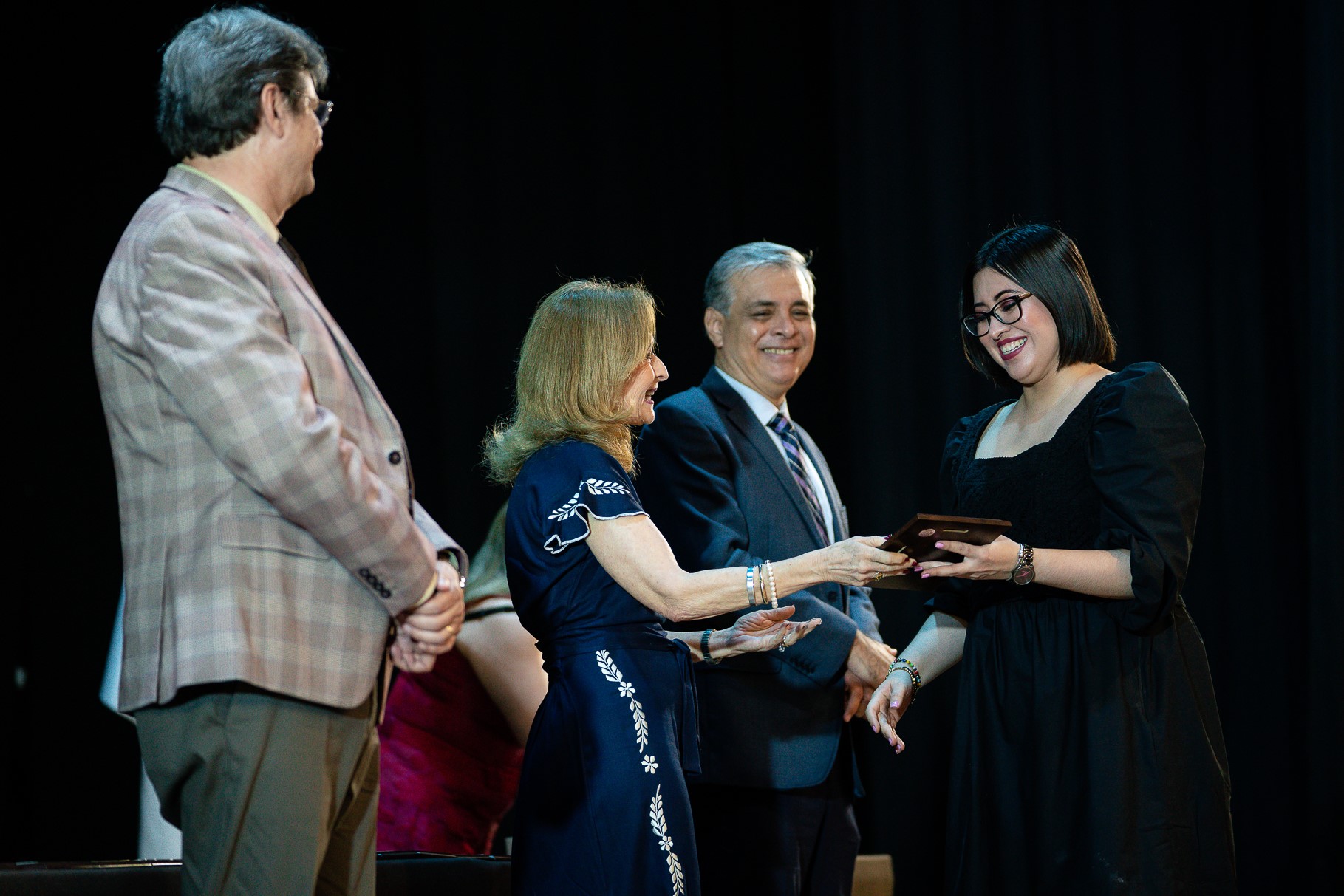 Maestra recibe reconocimiento de rectora, atestiguan los vicerrectores.