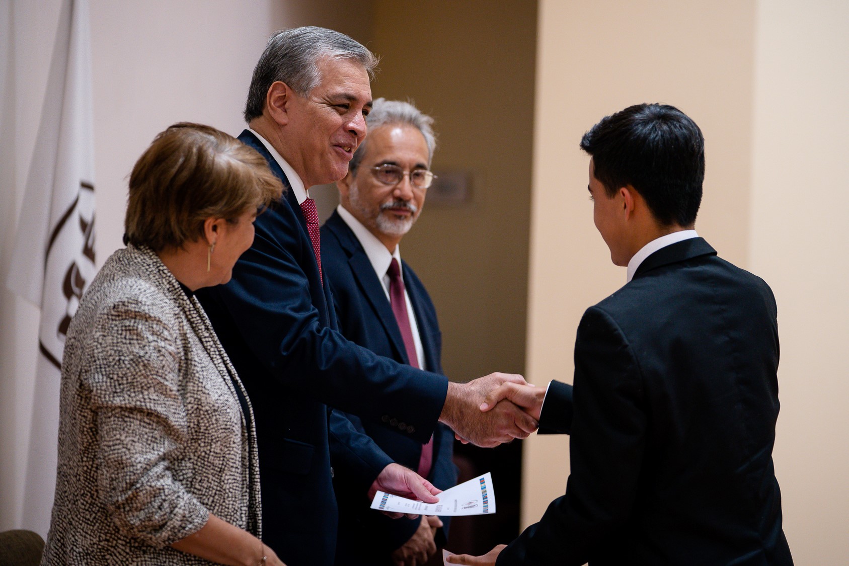 Eduardo entrega reconocimiento a un alumno en la Ceremonia del Premio LiderA.