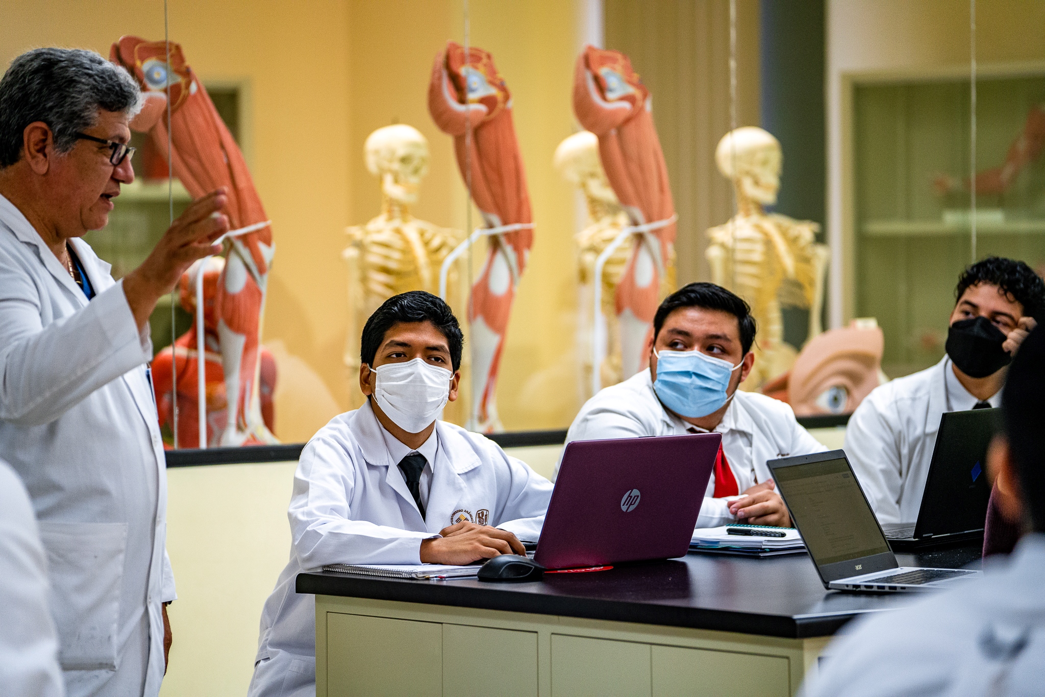 Dr. Vázquez hablando con jóvenes estudiantes de Medicina.