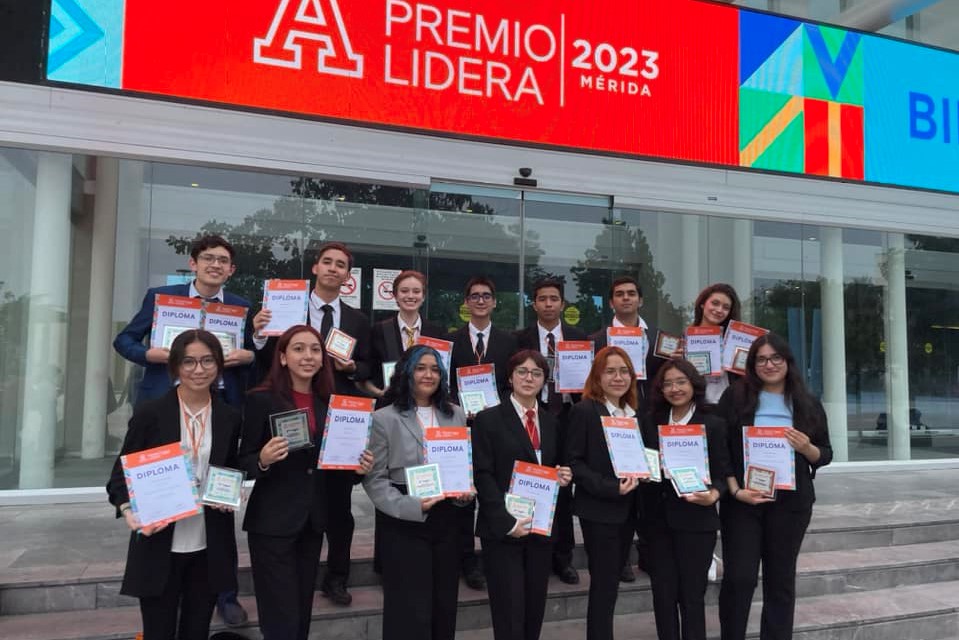 Jóvenes ganadores LiderA afuera de edificio en la Anáhuac Mayab.