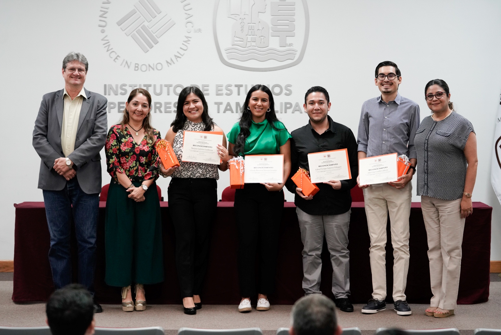 Alumnos que consiguieron el tercer lugar ANFECA y autoridades académicas.