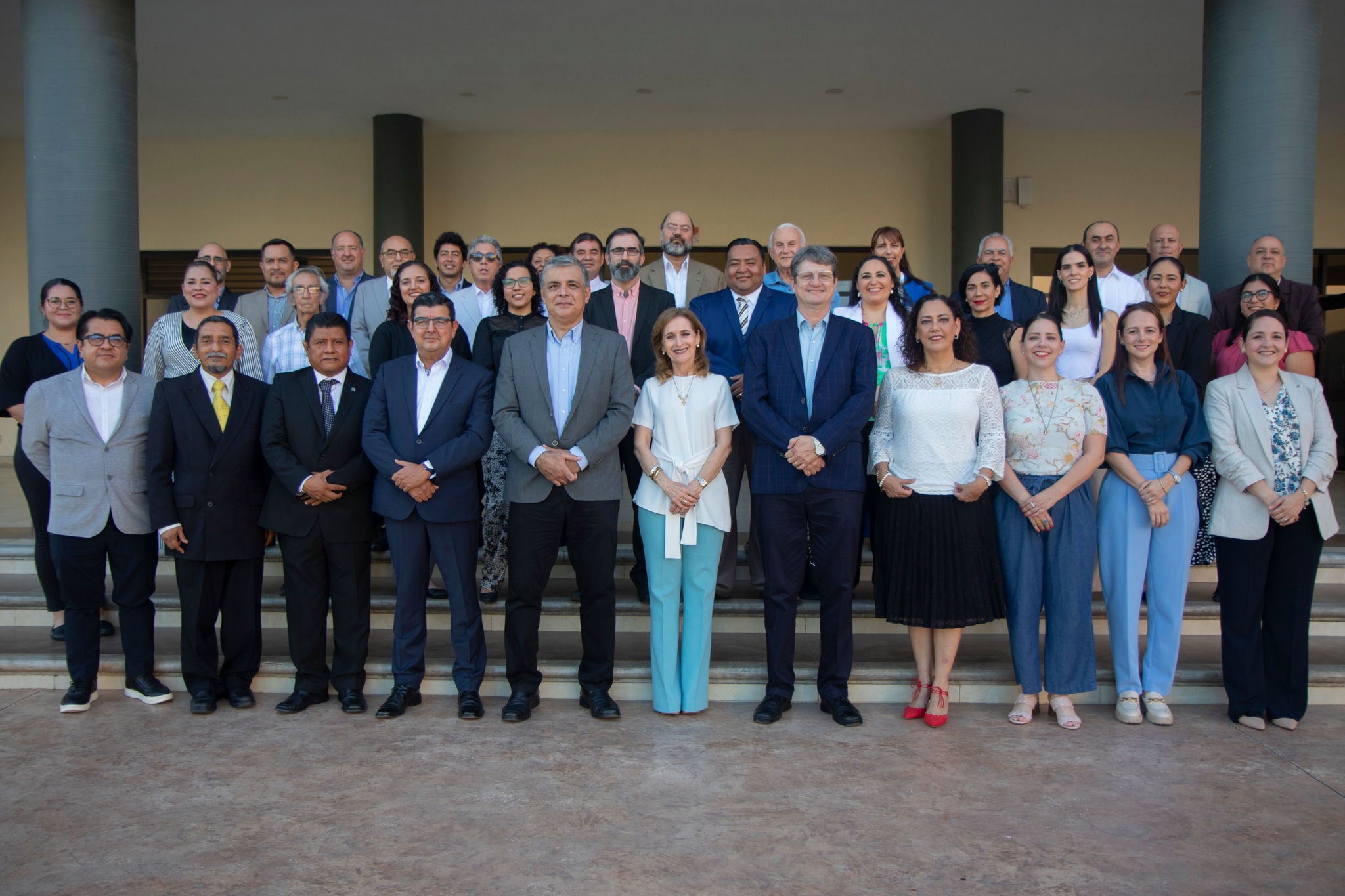 Consejeros de Humanidades afuera del Edificio de Ciencias de la Salud.