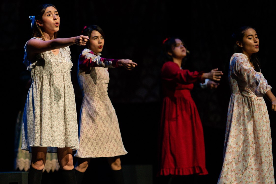 Chicas cantando, vestidas del vestuario de La danza del adiós, que mutilaron.