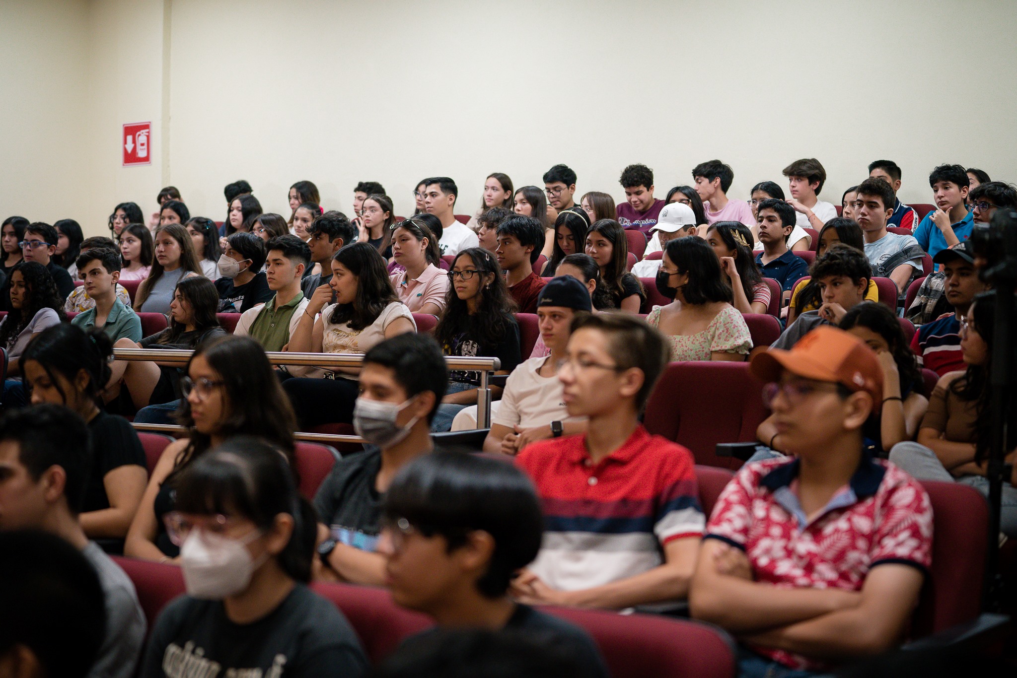 Alumnos nuevos de prepa en la BIP, prestando atención.