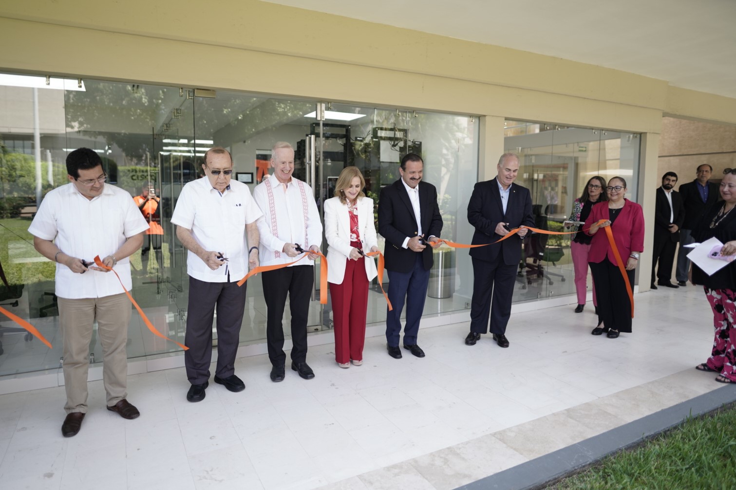 Autoridades de la red y del IEST inaugurando el aula CISCO.