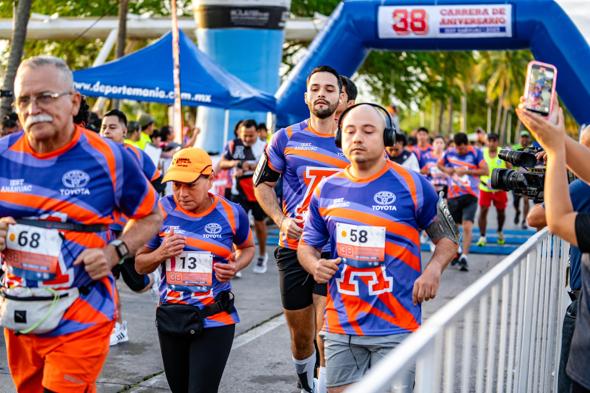 Padres de familia y jóvenes llegando a la meta en la Carrera de Aniversario.