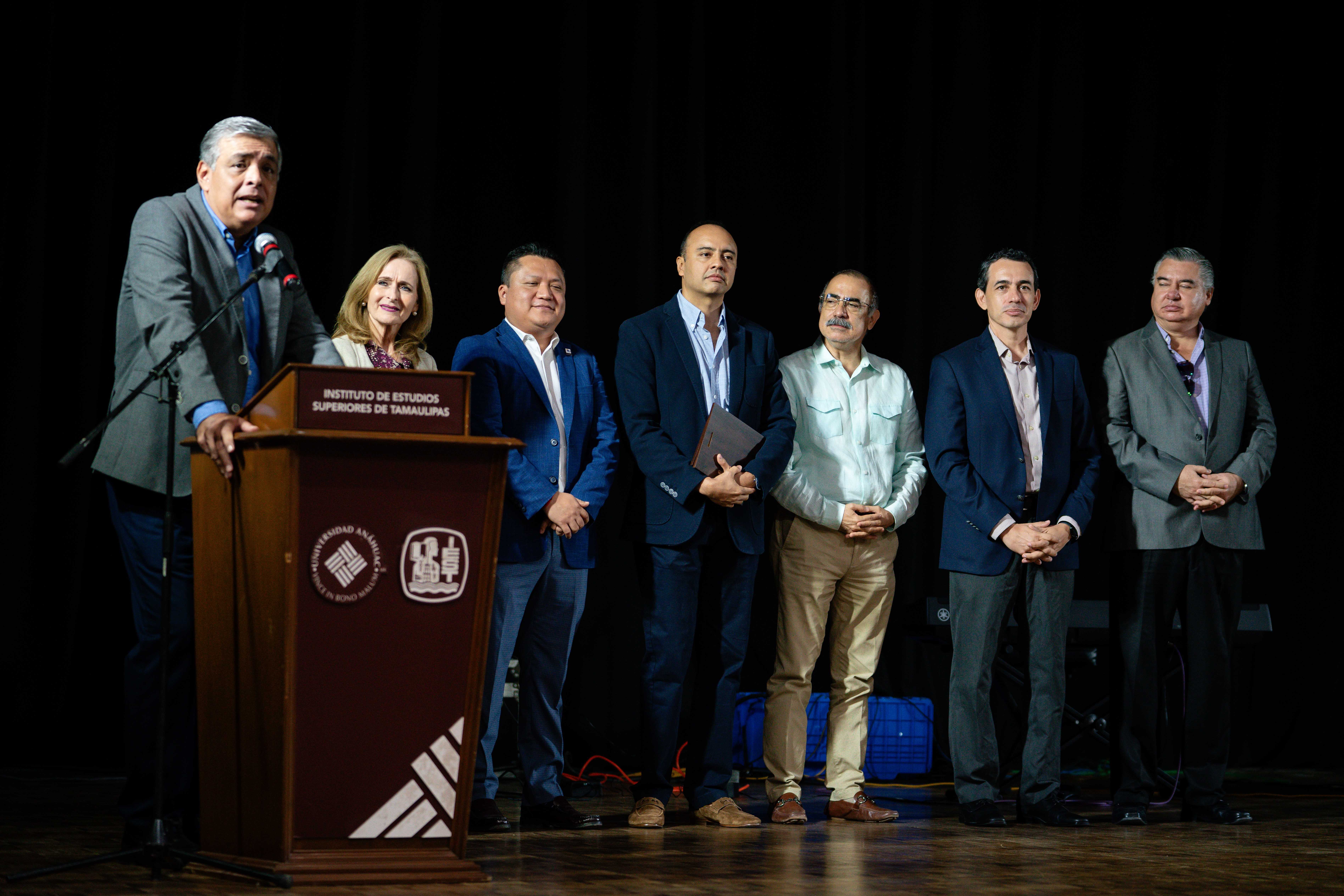 Rotarios en compañía de nuestra Rectora y Eduardo Meléndez en el escenario del Burton Grossman.