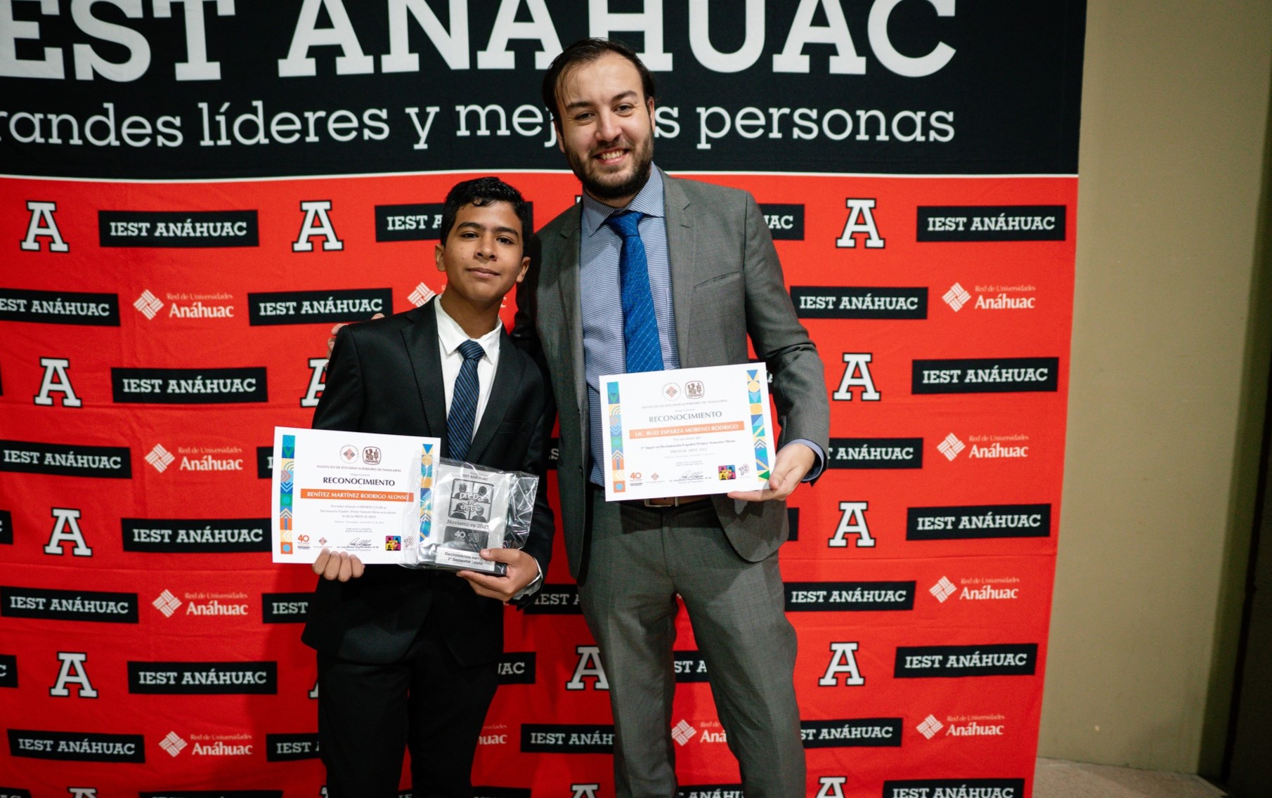 Rodrigo Ruiz Esparza con un alumno, al término de la premiación de PrepaRarte