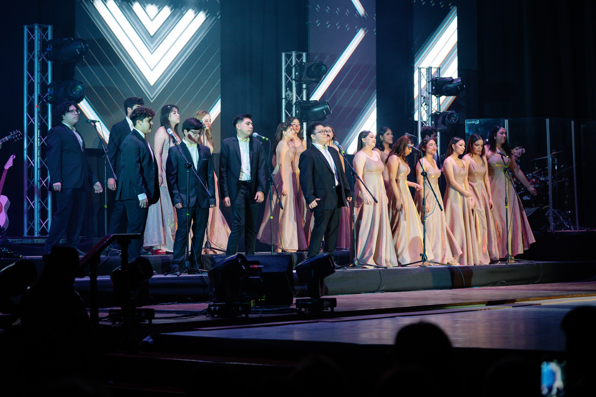 Toma general del espectáculo Voces en Concierto, en el 50 aniversario del IEST Anáhuac.