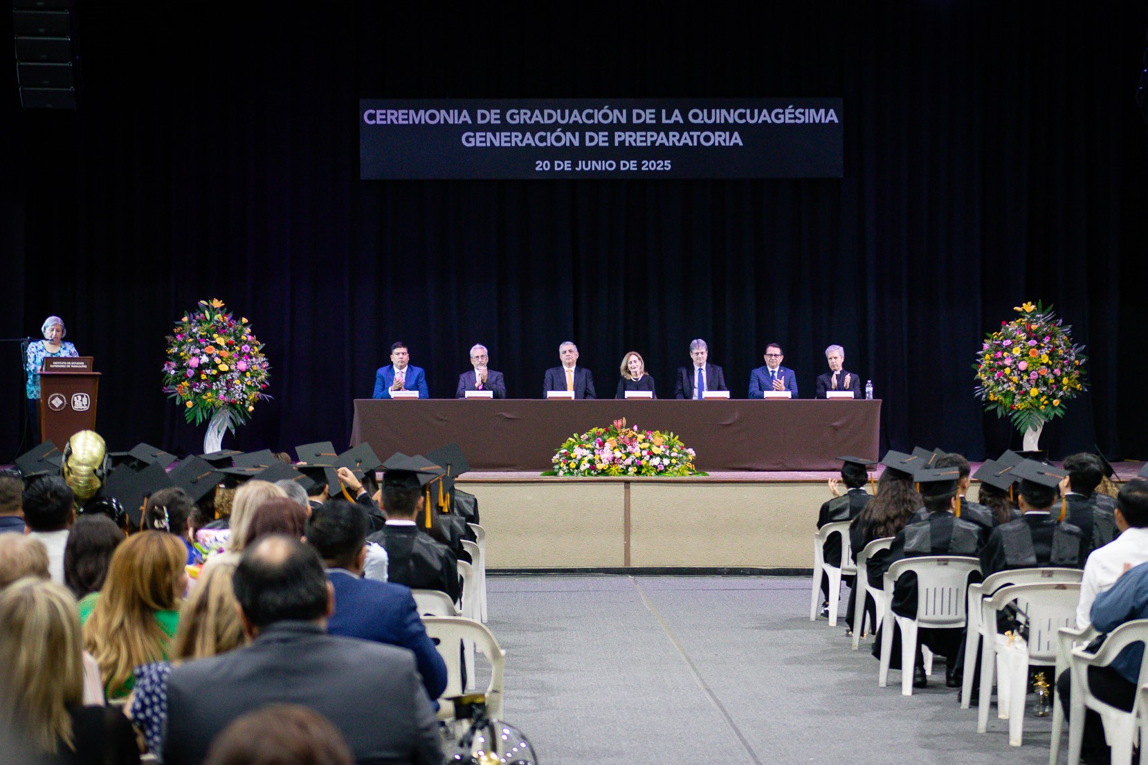 Imagen del presidium, durante la graduación de la 50a generación de Preparatoria.