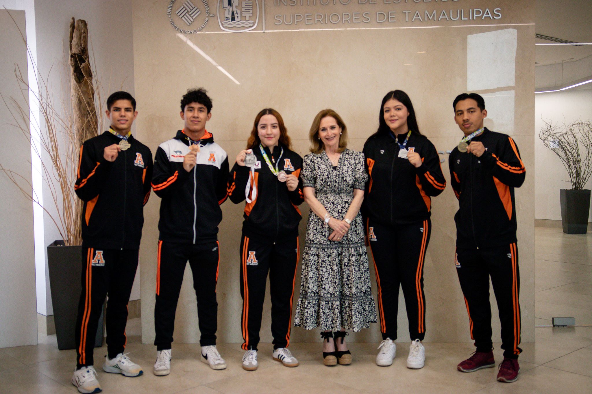 Alumnos medallistas en compañía de nuestra Rectora.