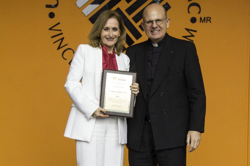 La Rectora recibiendo reconocimiento en la reunión de rectores de la RUA.