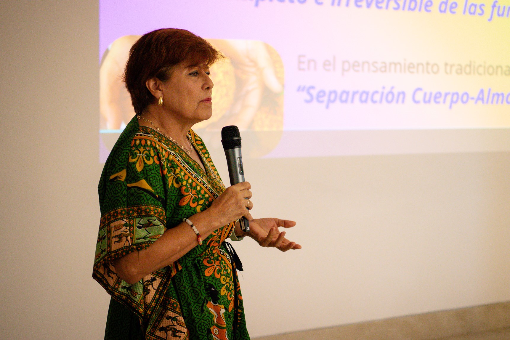 Ángeles Romero explicando sobre El Día de Muertos a los EXAIEST.