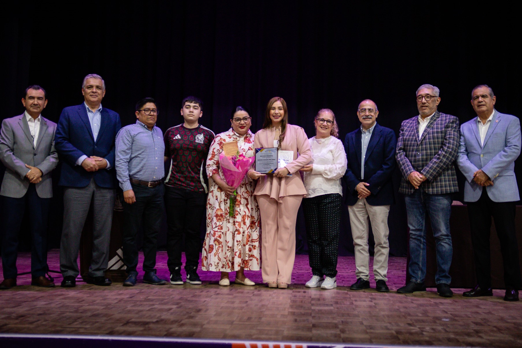 Katherine López recibiendo su reconocimiento al Mérito Estudiantil.