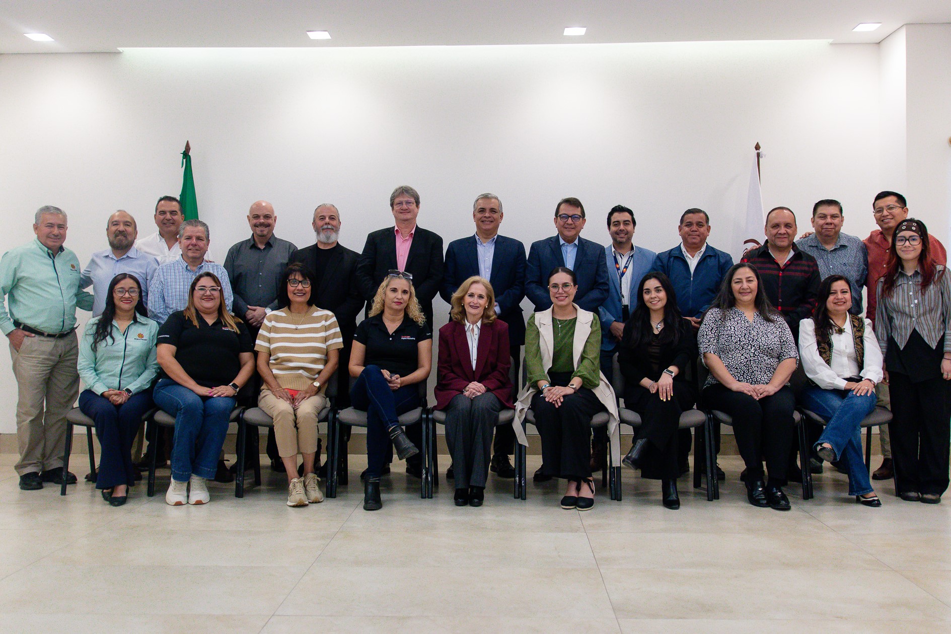 Grupo de participantes en el desayuno de medios.