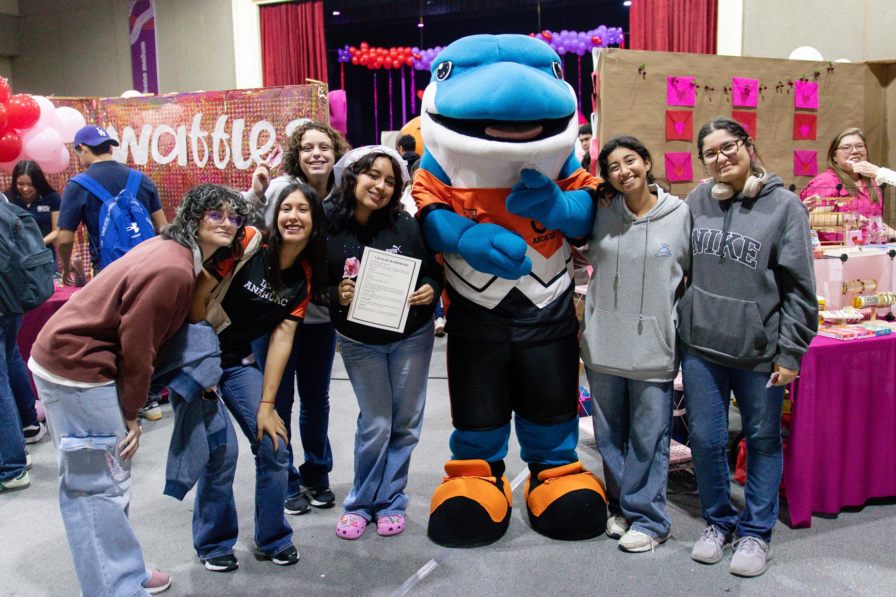 El Delfín con alumnos de prepa, en la Feria de San Valentín.