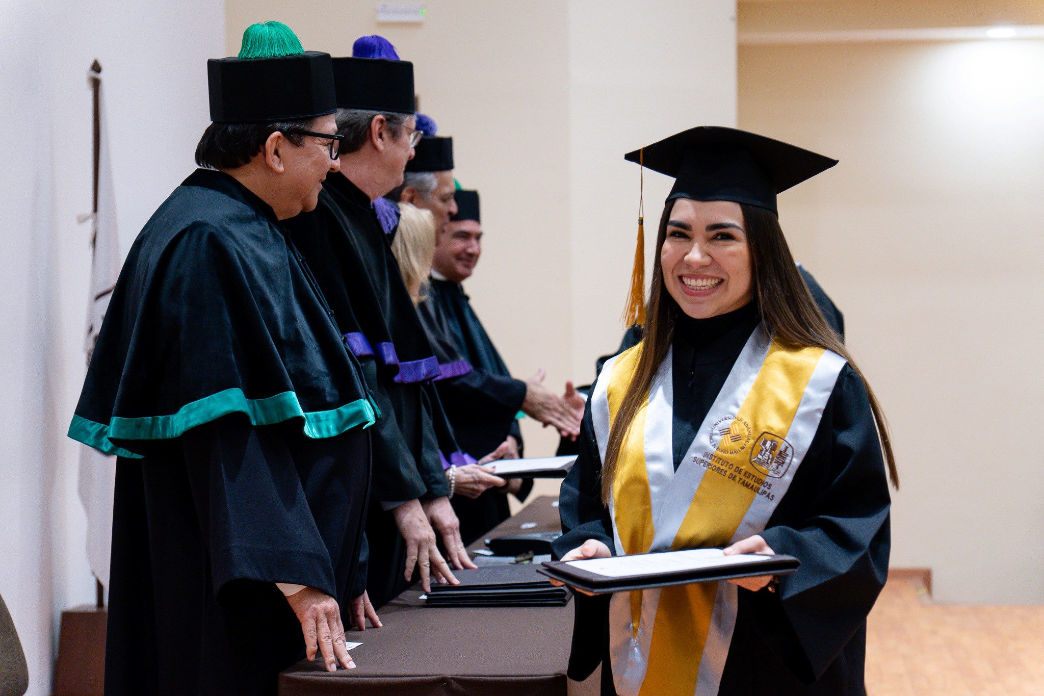 Alumna de posgrado sonriendo a la cámara.