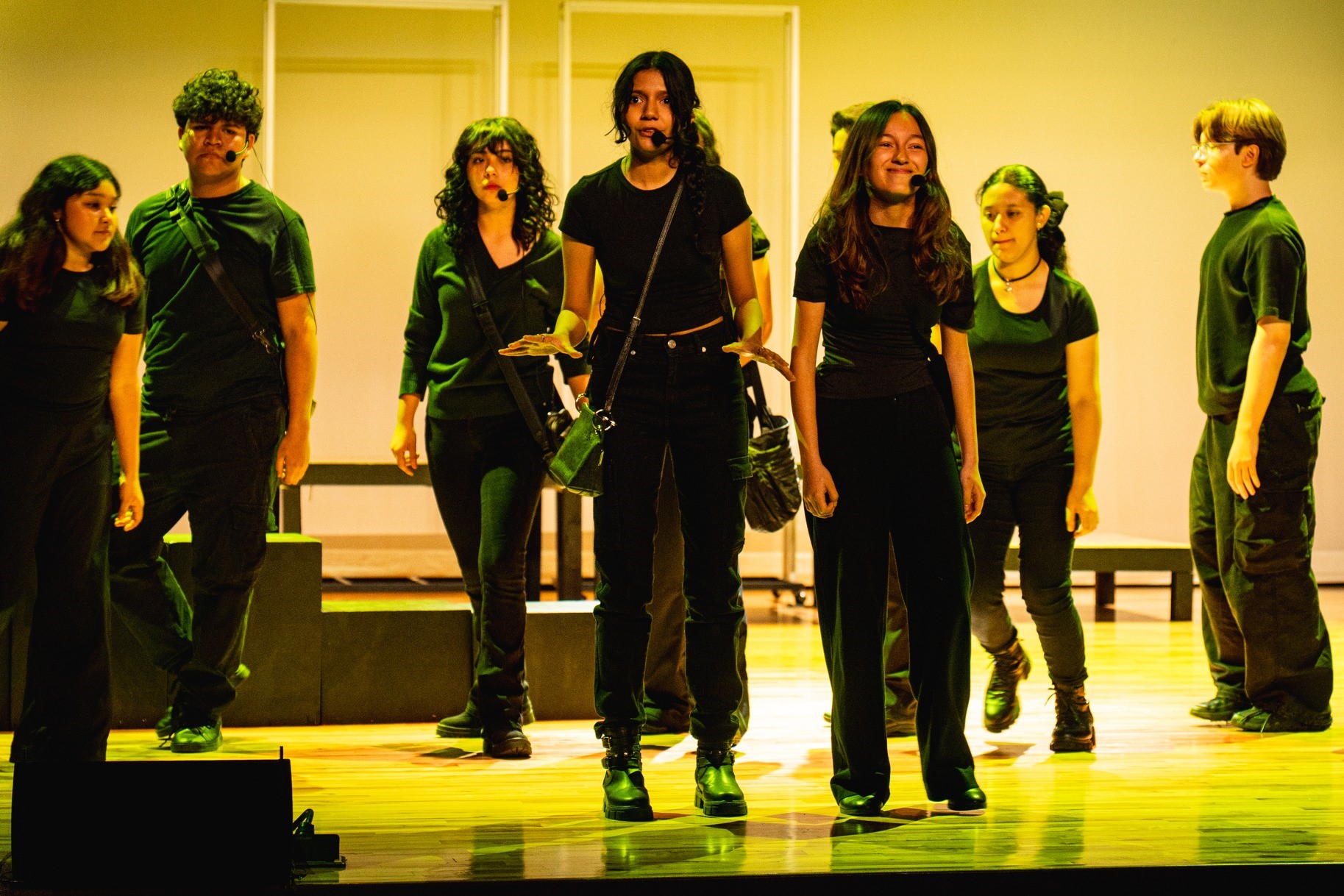 Alumnos de teatro de preparatoria, realizando un performance, durante el encuentro de teatro juvenil en el ATS.