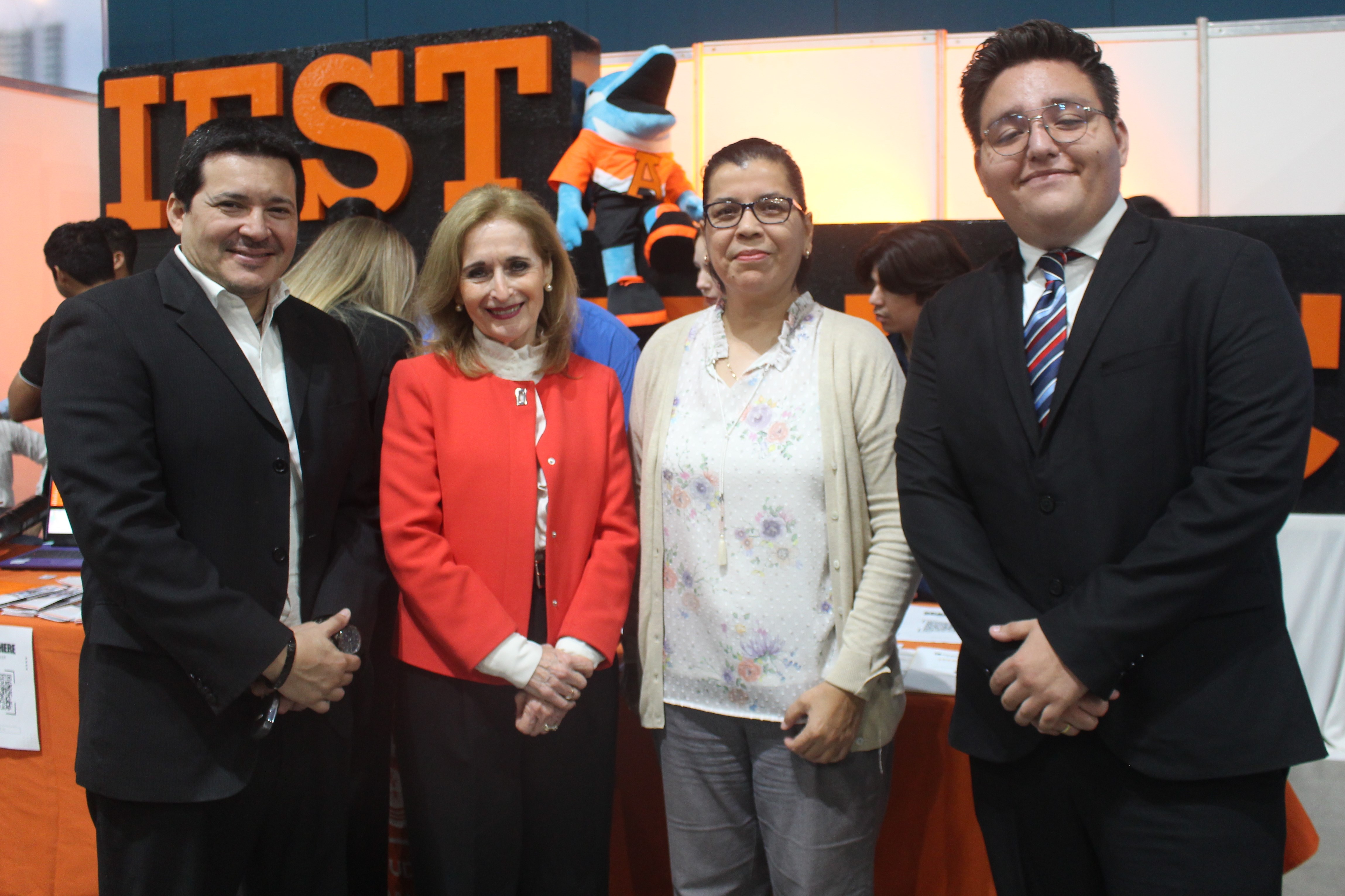Nuestra Rectora, en el Foro Estatal del Agua, en compañía de Cristian Hdz., Sandra Suastes y alumno Roberto Alexander.