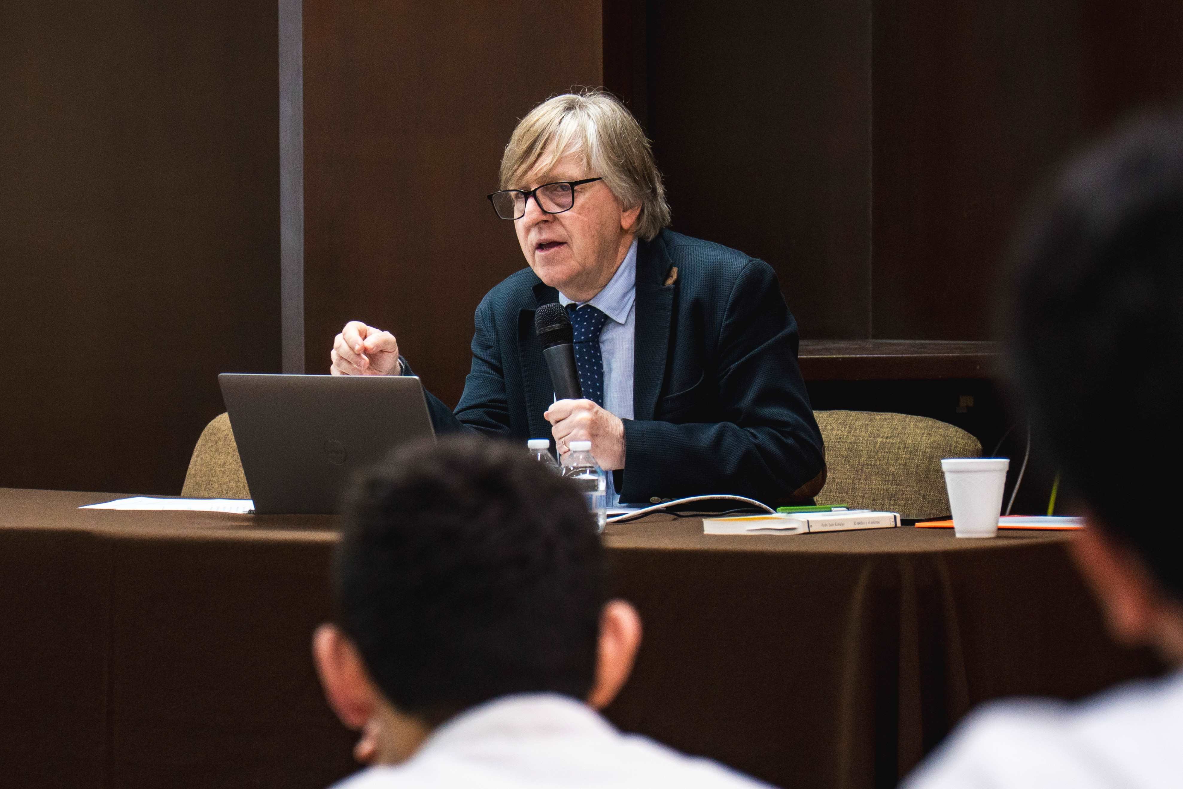 Lic. Jaime Septién exponiendo ante los alumnos de Medicina. Relación médico-enfermo.