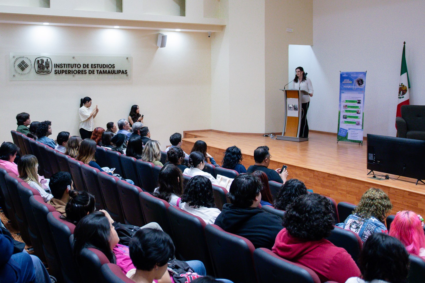 Alumnos de Diseño Gráfico prestando atención en la inauguración del Congreso de Diseño.