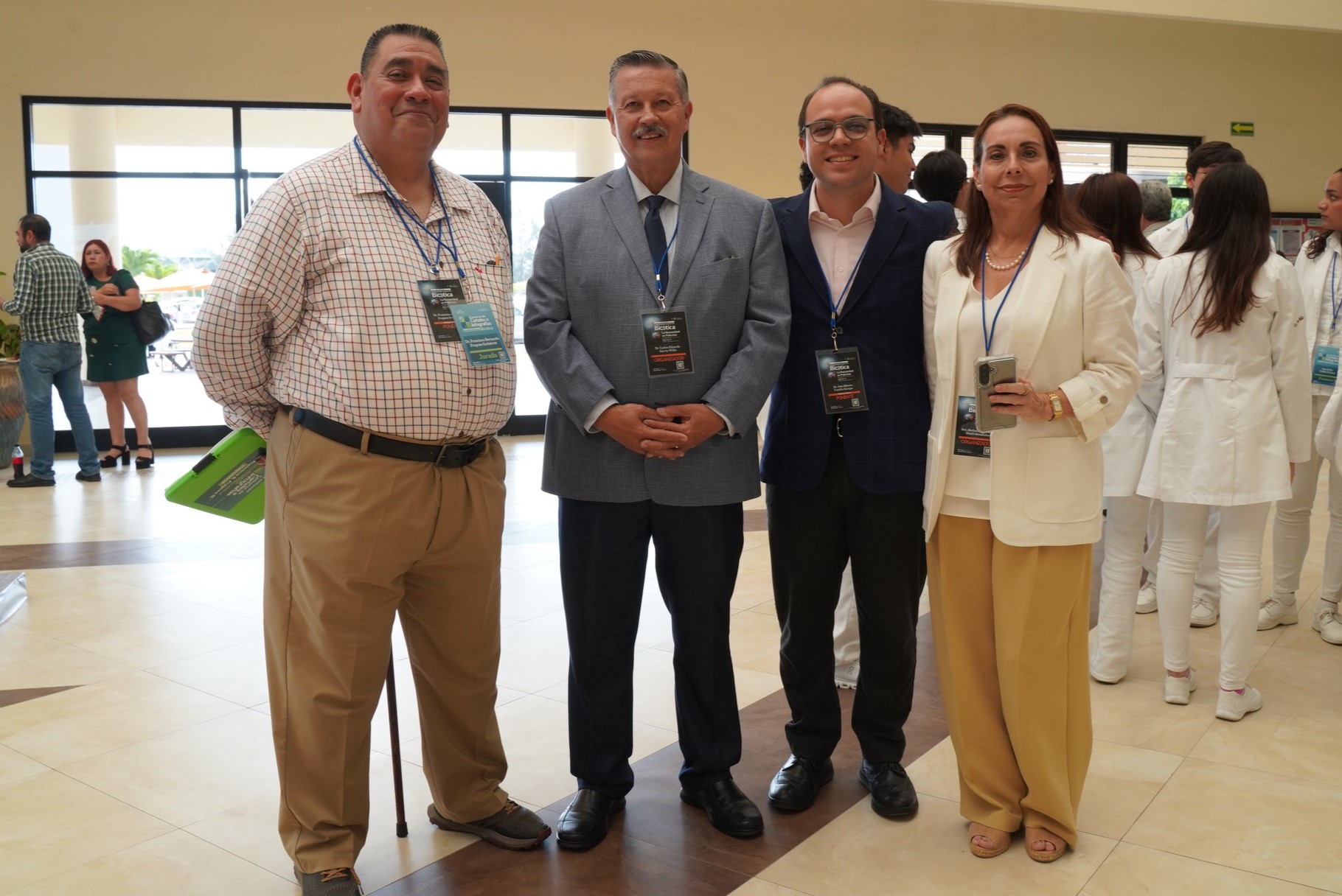Autoridades de Médico Cirujano durante la exposición de carteles.
