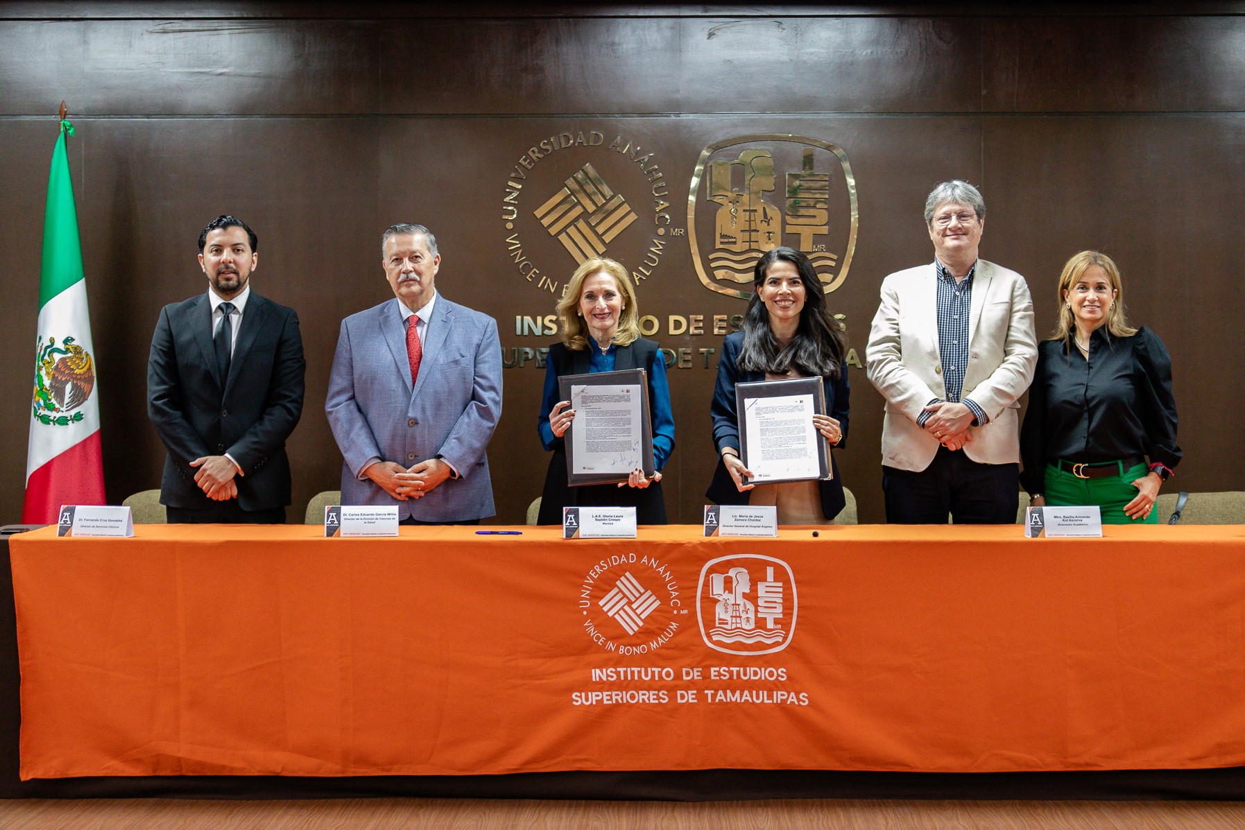 La Rectora y la representante del Hospital Ángeles Tampico muestran a la cámara los convenios firmados.