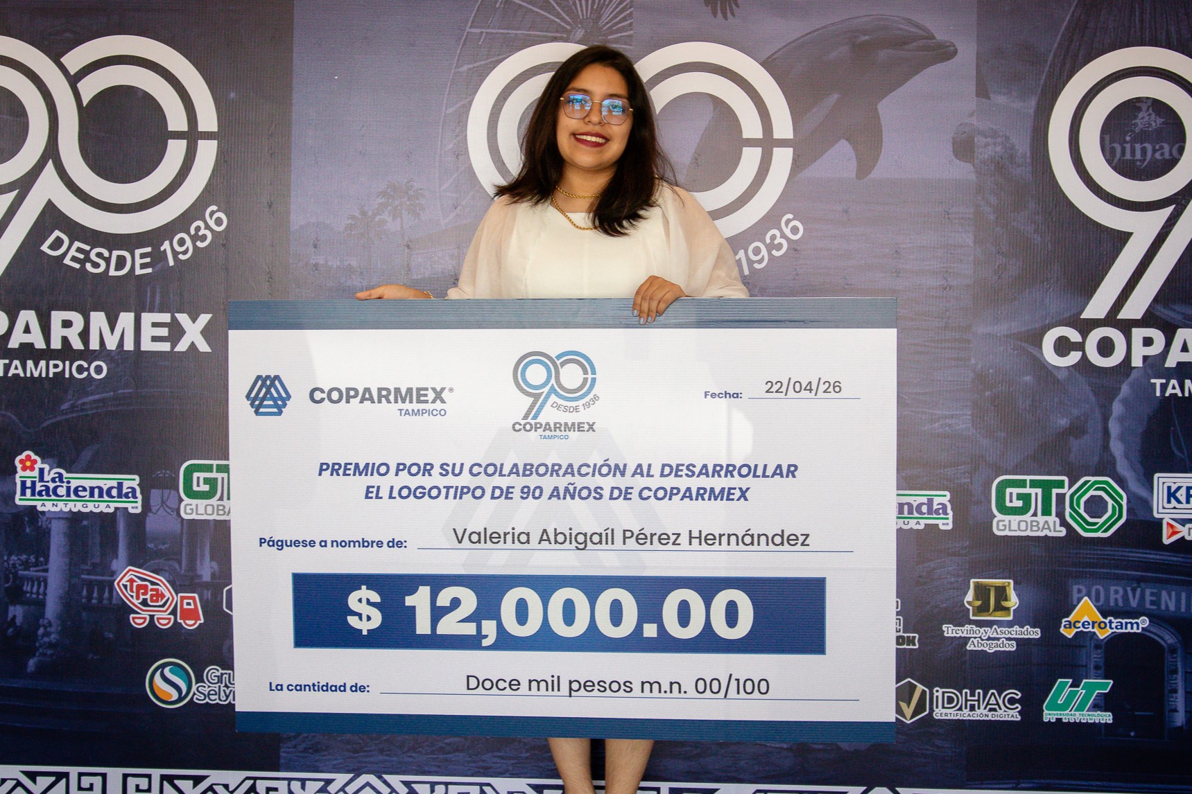 Alumna de Diseño Gráfico, recibiendo 12,000 pesos por el logotipo del 90 aniv. de COPARMEX.
