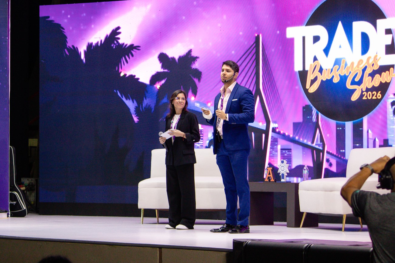 Conductores de TRADE 2026, ante la audiencia.