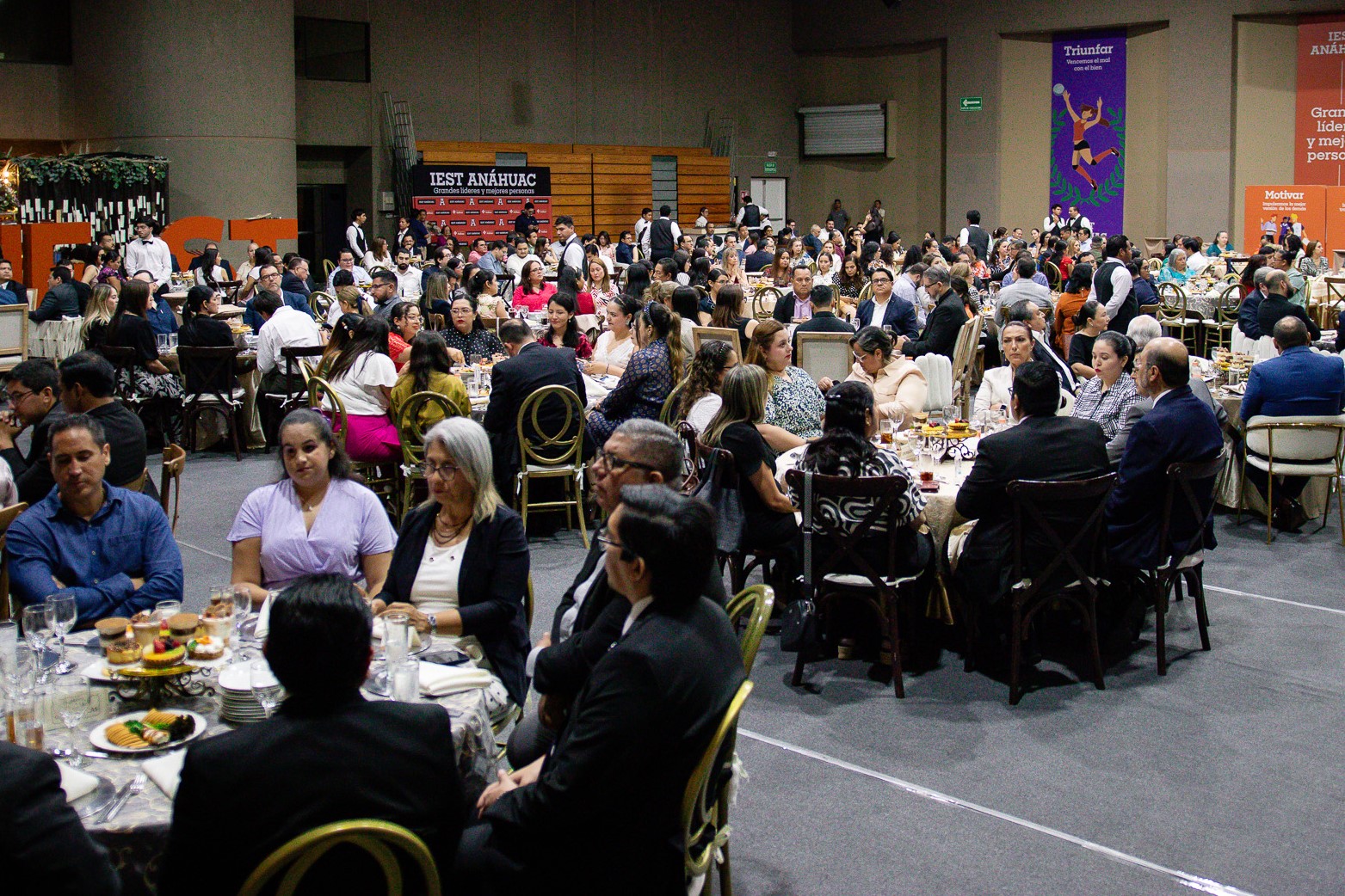 Toma general de las mesas durante la cena de maestros 2026.