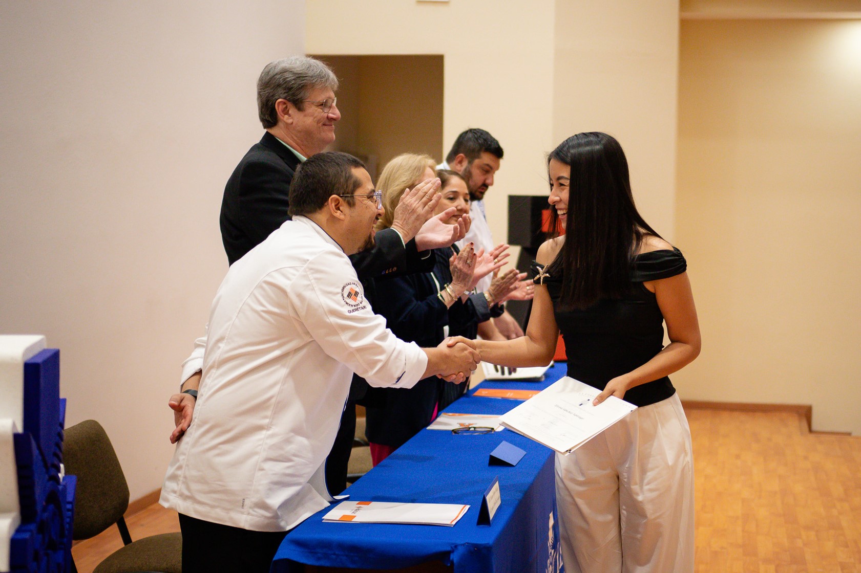 Aspecto del presídium, entregando los certificados de Le Cordon Bleu.