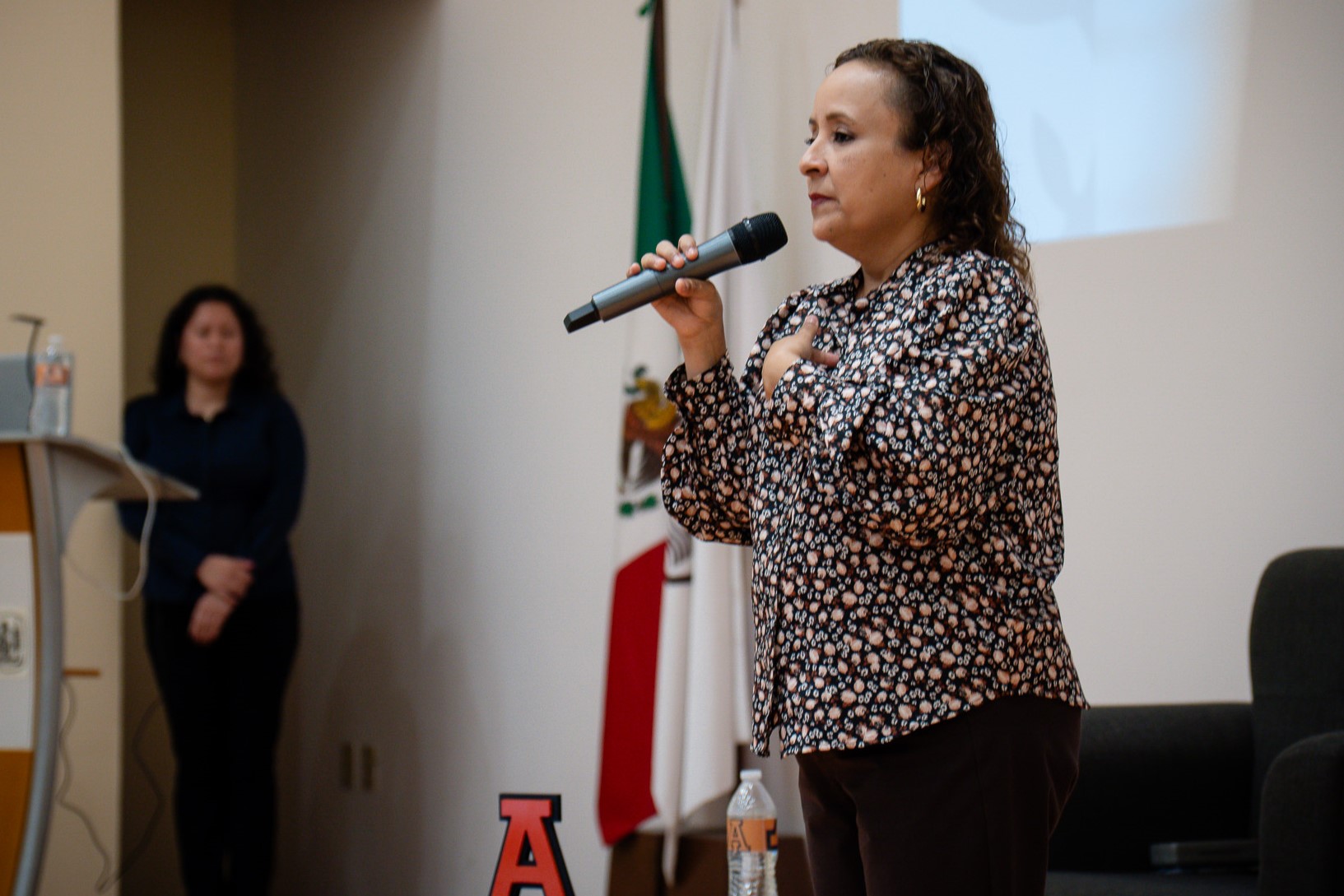Lic. Laura Dorely López Ramírez, Titular de la Unidad Regional del Centro de Mecanismos Alternativos para la Solución de Conflictos, en el auditorio Mtro. David Gómez.