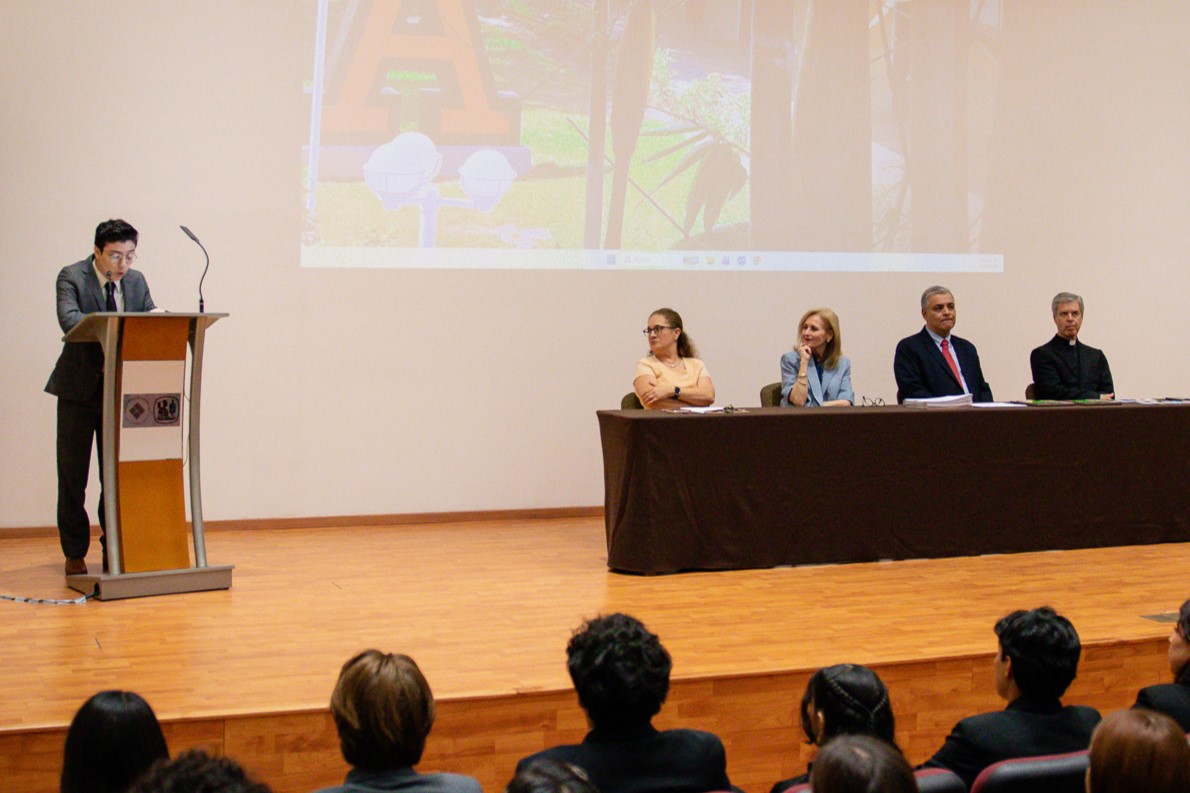 Alumno de prepa dando un mensaje durante la ceremonia del Premio LiderA.