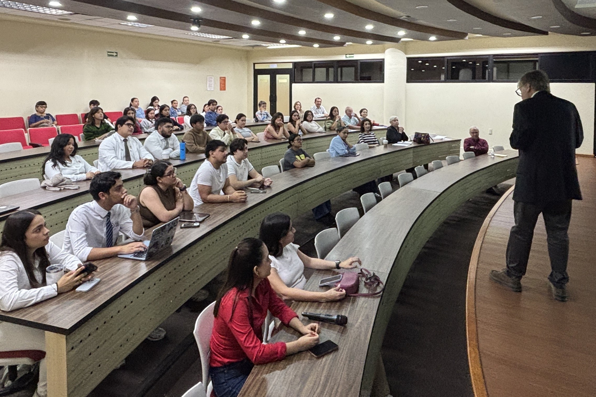 Aspecto general del Aula Virtual de Ciencias de la Salud. El Lic. Jaime Septién les imparte una conferencia.