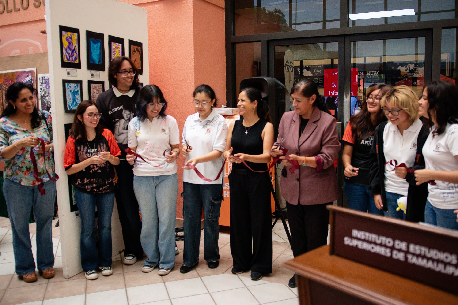 Alumnos del Taller de Artes Visuales cortan listón con las maestras.