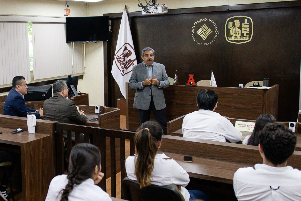 El expositor de compliance, en la Sala de Juicios Orales.