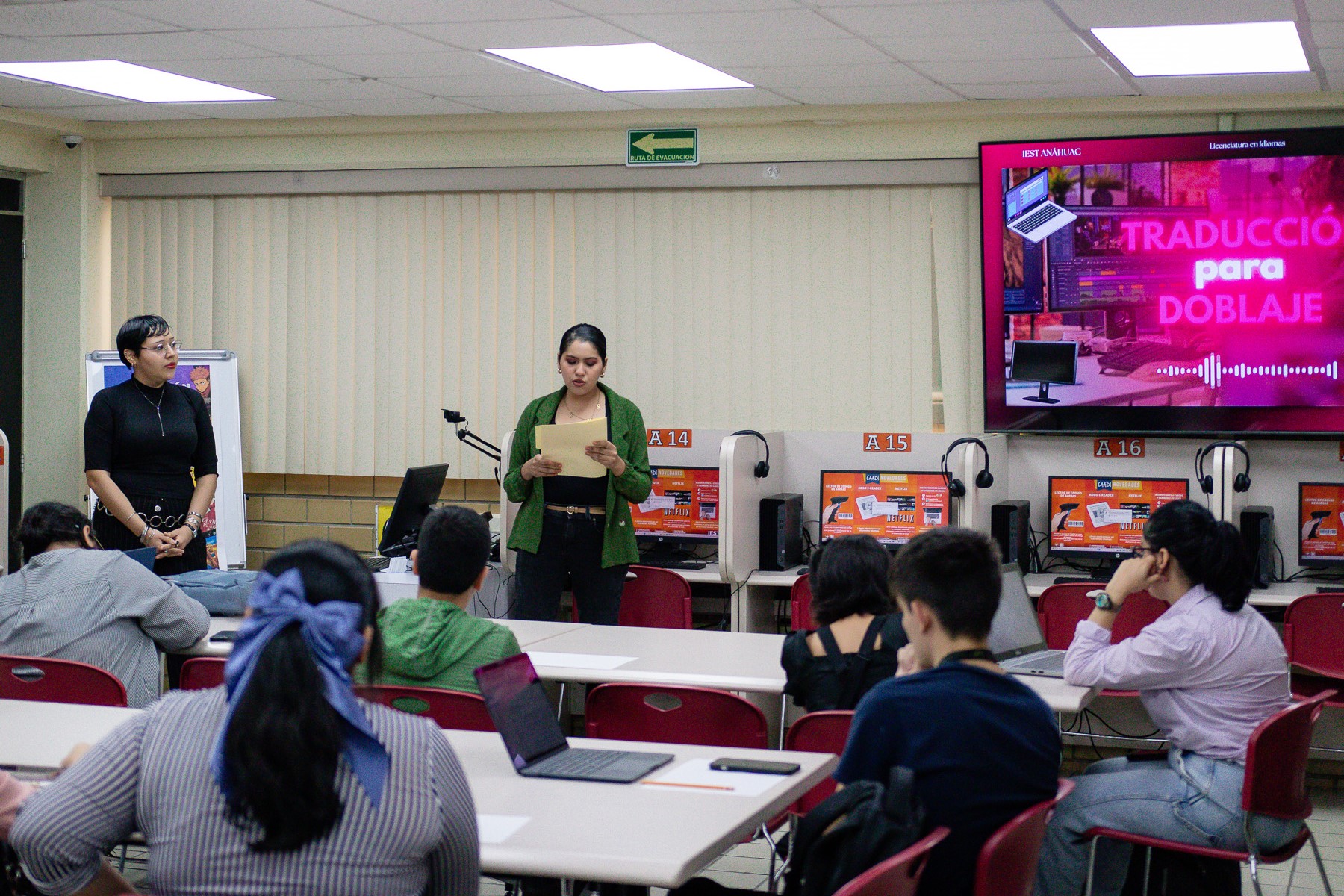 La maestra Daya de Idiomas presentando a la conferencista del taller de traducción para doblaje.