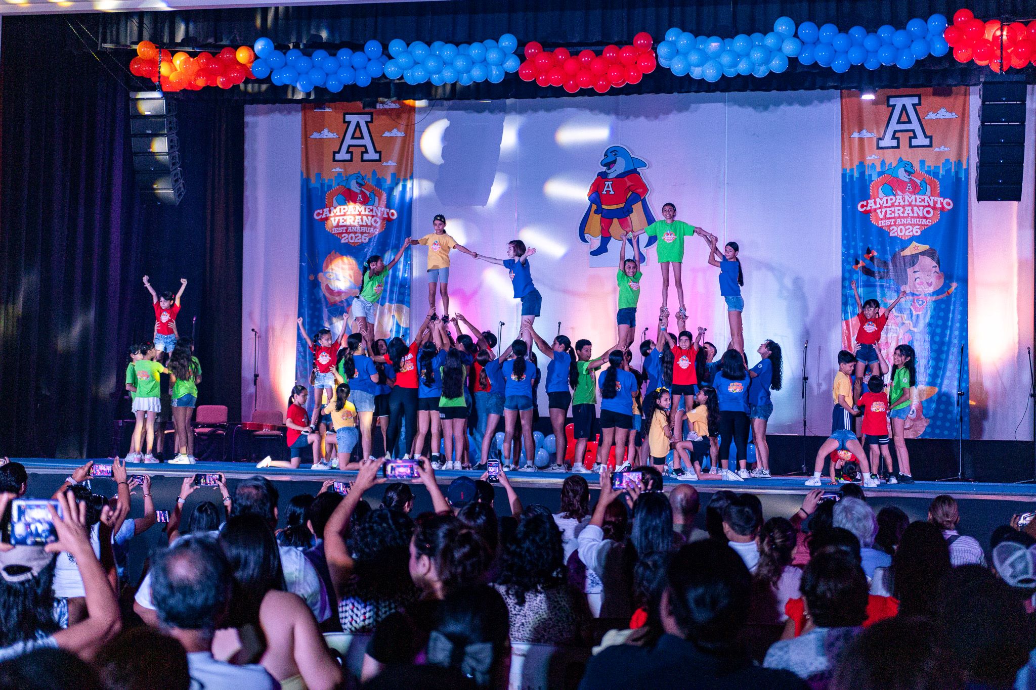 Alumnos del campamento de verano No.40 haciendo pirámides humanas.