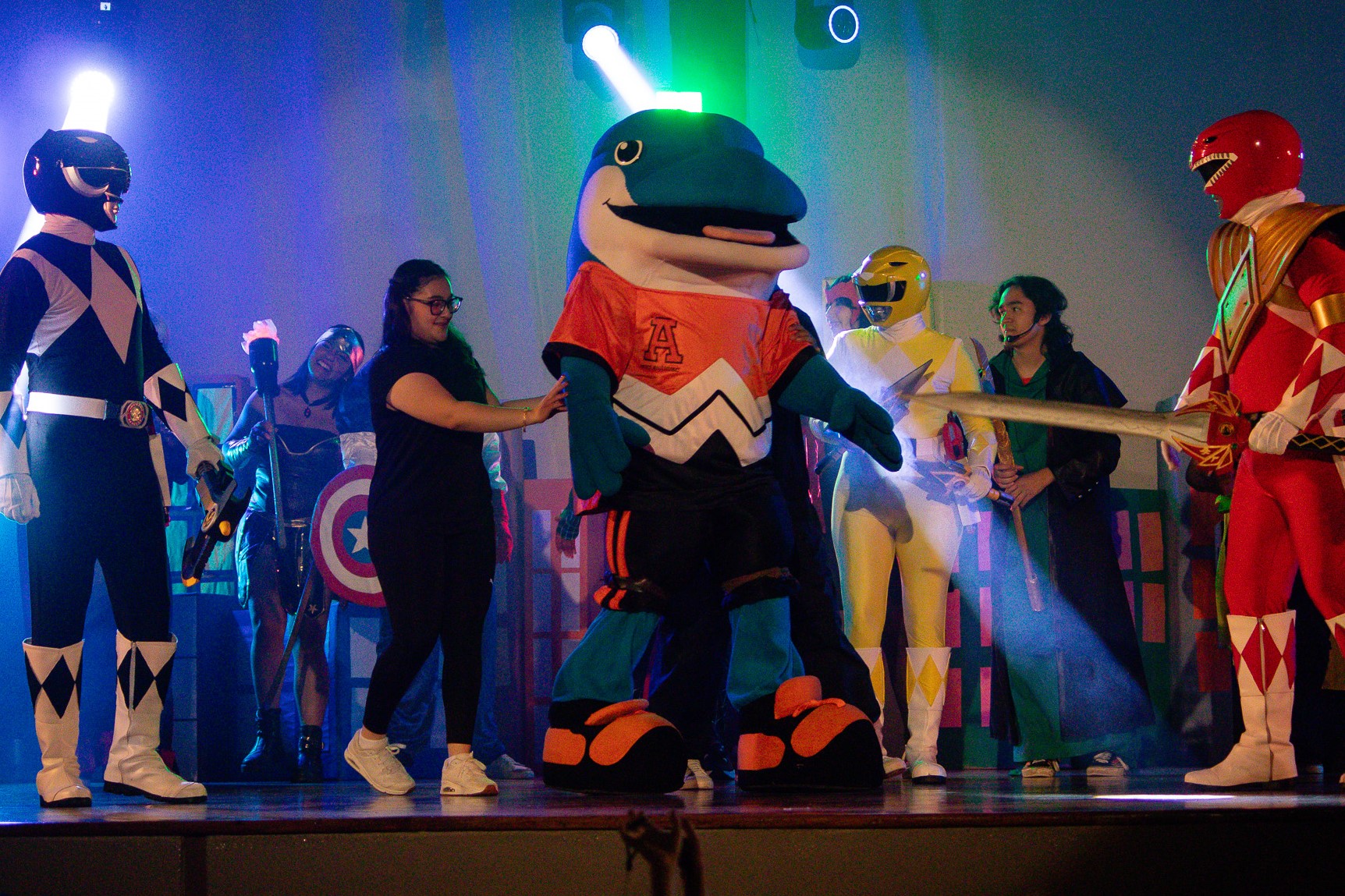 Finn el delfín, acompañado en el escenario por los Power Rangers.