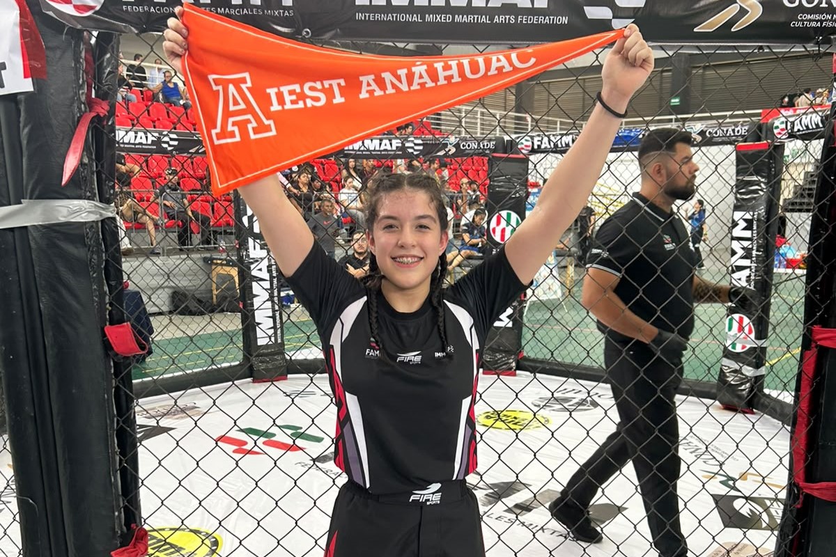 Alumna de arquitectura, ganadora de Torneo de Artes Marciales Mixtas en Córdoba Veracruz, agitando un banderín.
