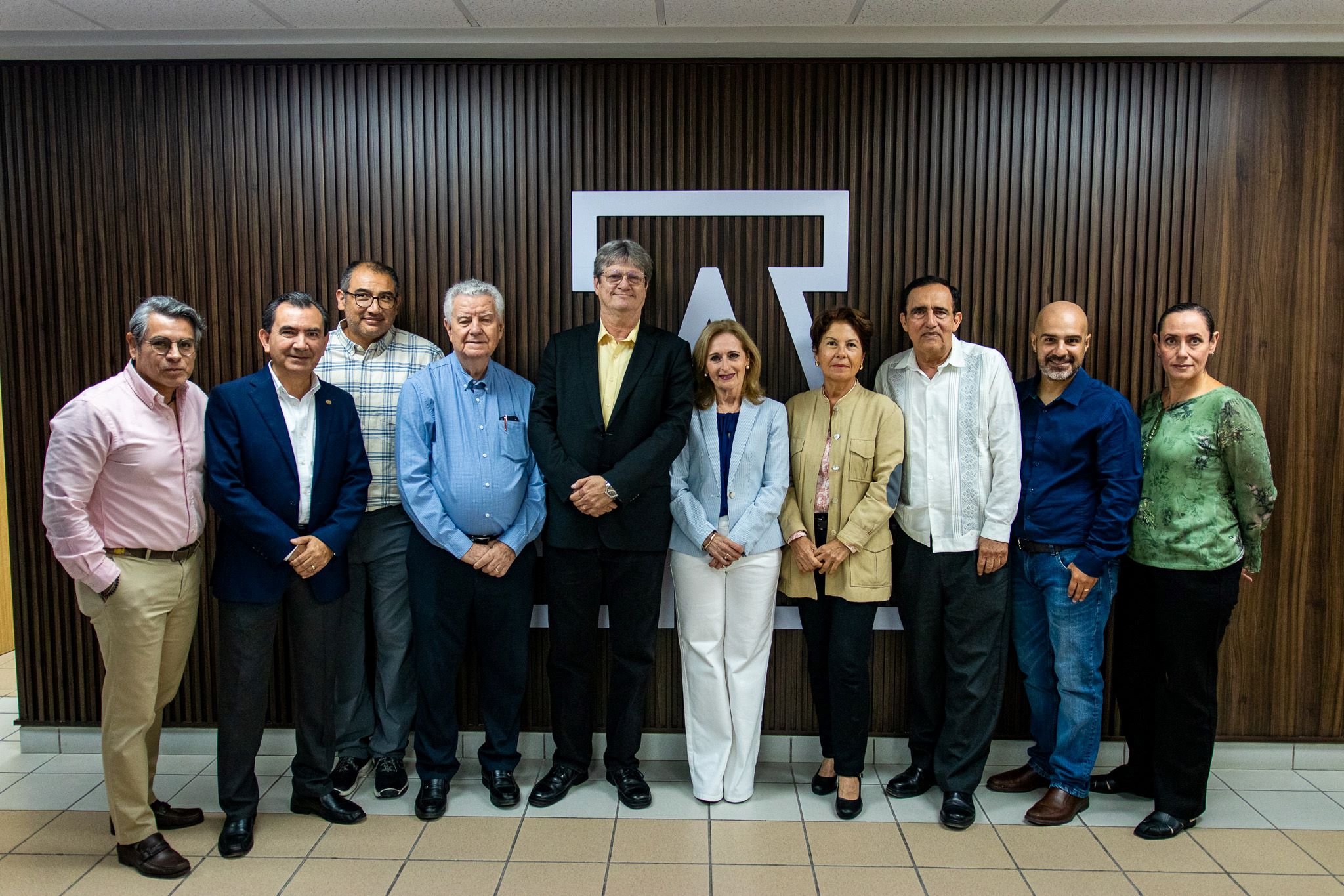 Autoridades del IEST Anáhuac y profesores de posgrado.